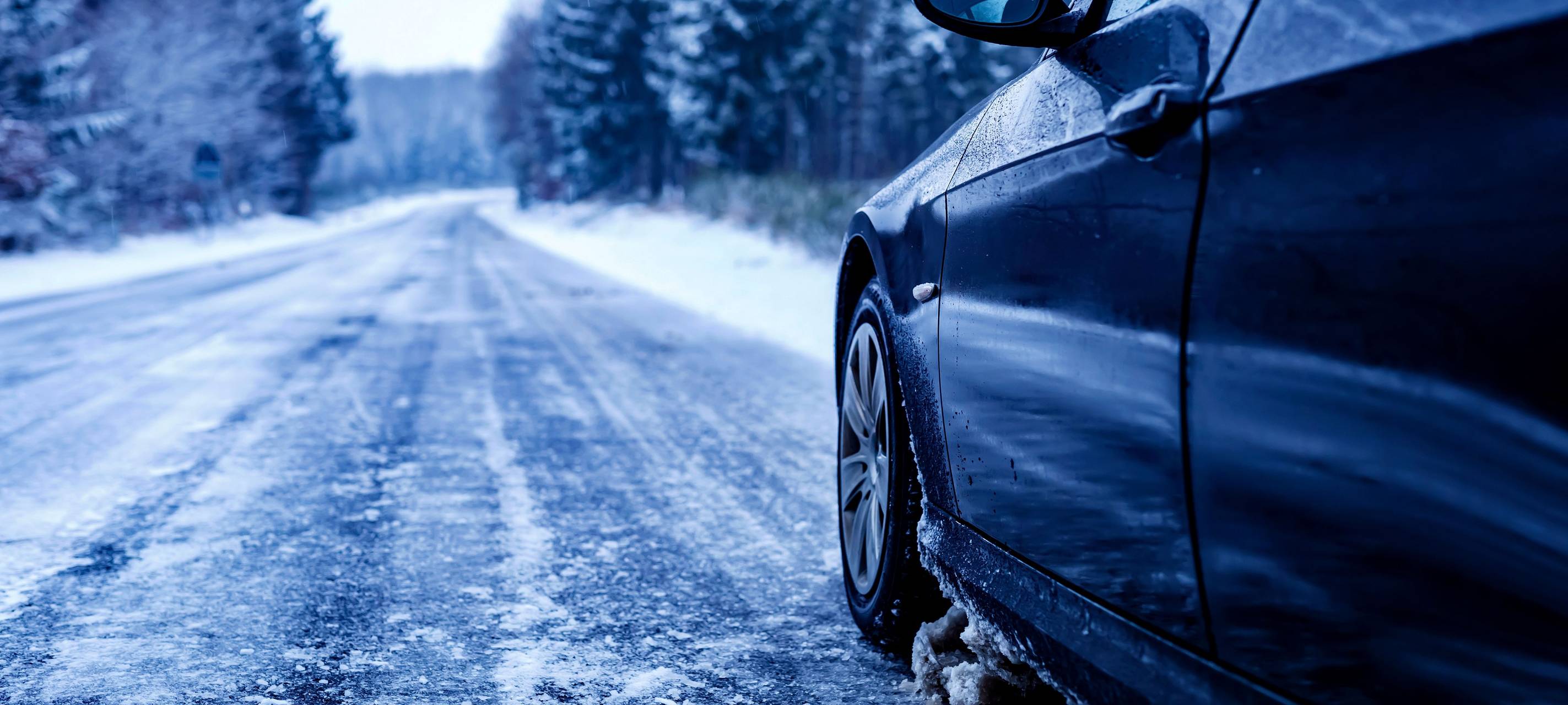 Auto fährt auf einer gefrorenen Straße