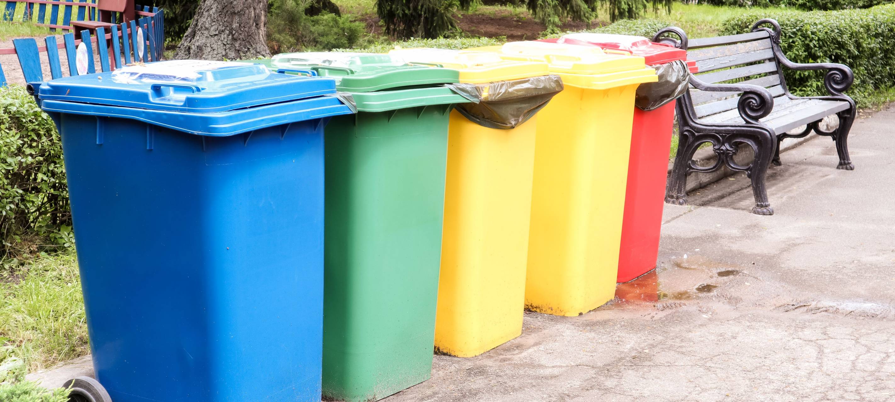 bunte Mülltonnen