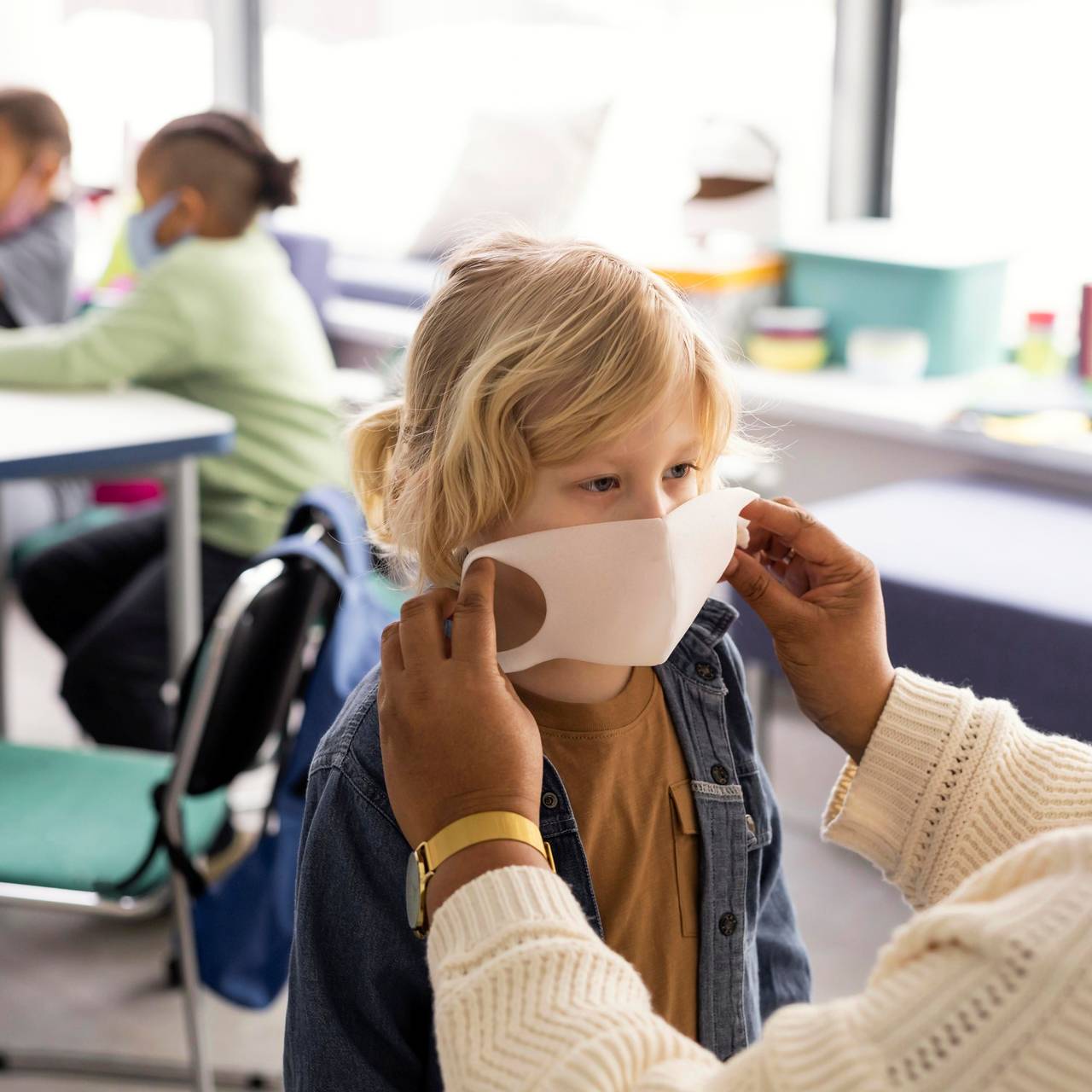 Schüler in der Klasse tragen Masken