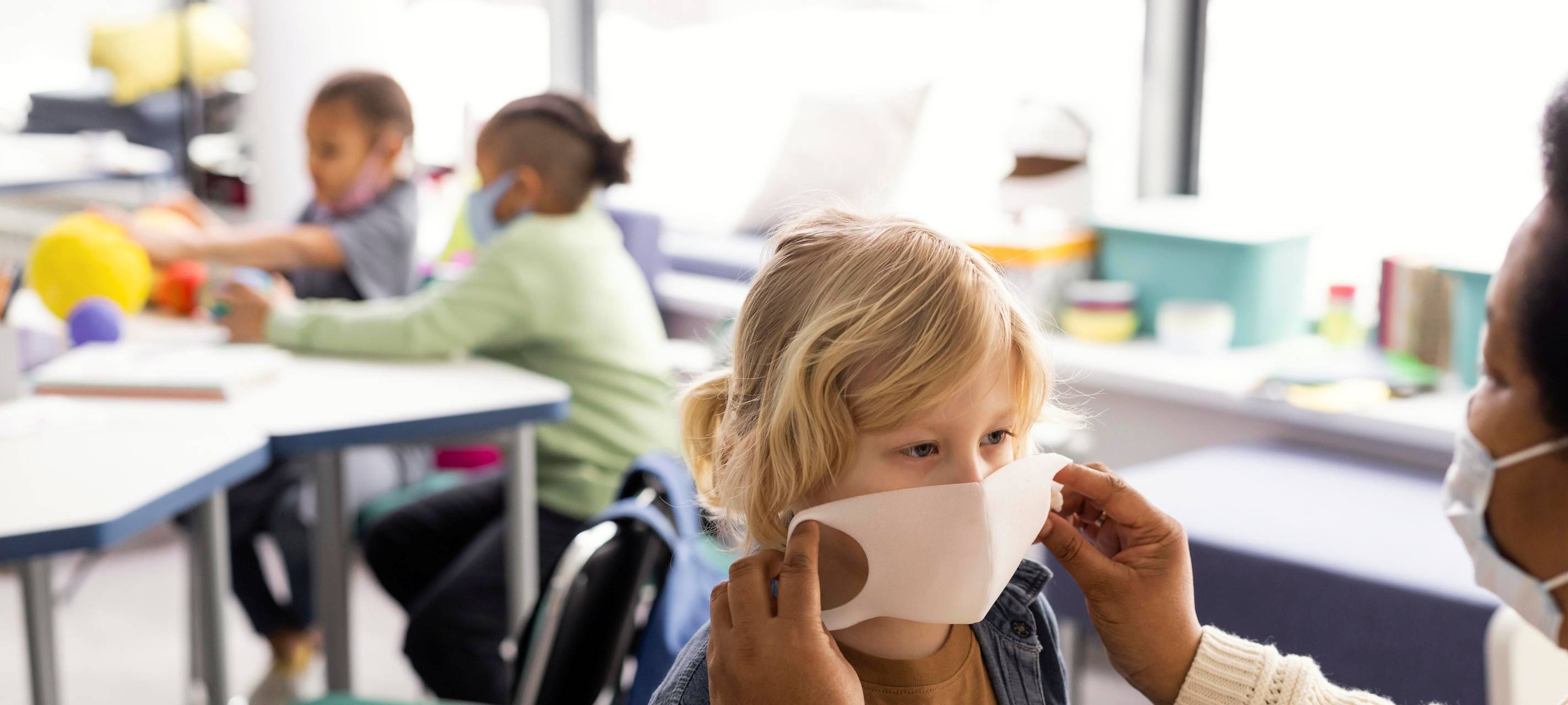 Schüler in der Klasse tragen Masken