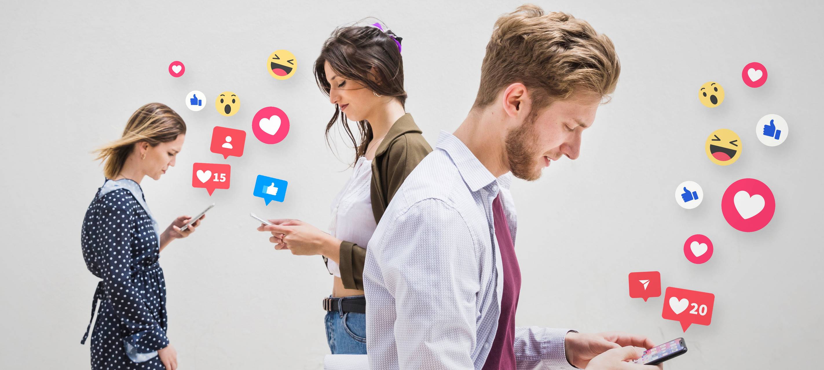 Drei Menschen schauen auf ihr Smartphone