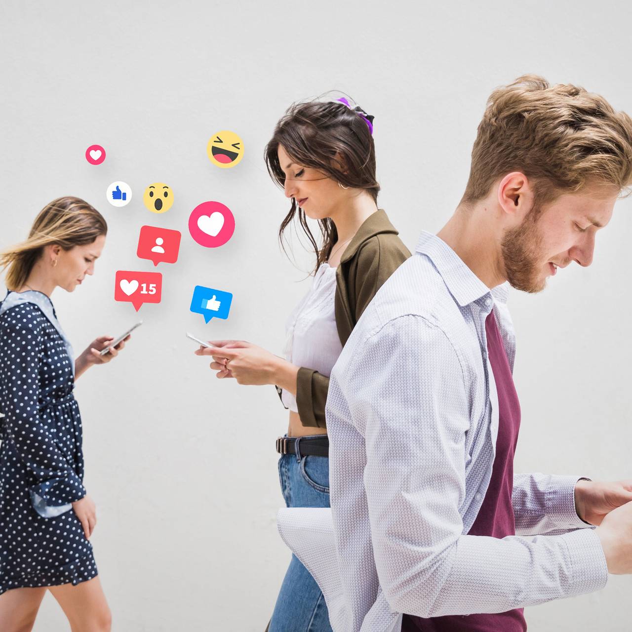 Drei Menschen schauen auf ihr Smartphone