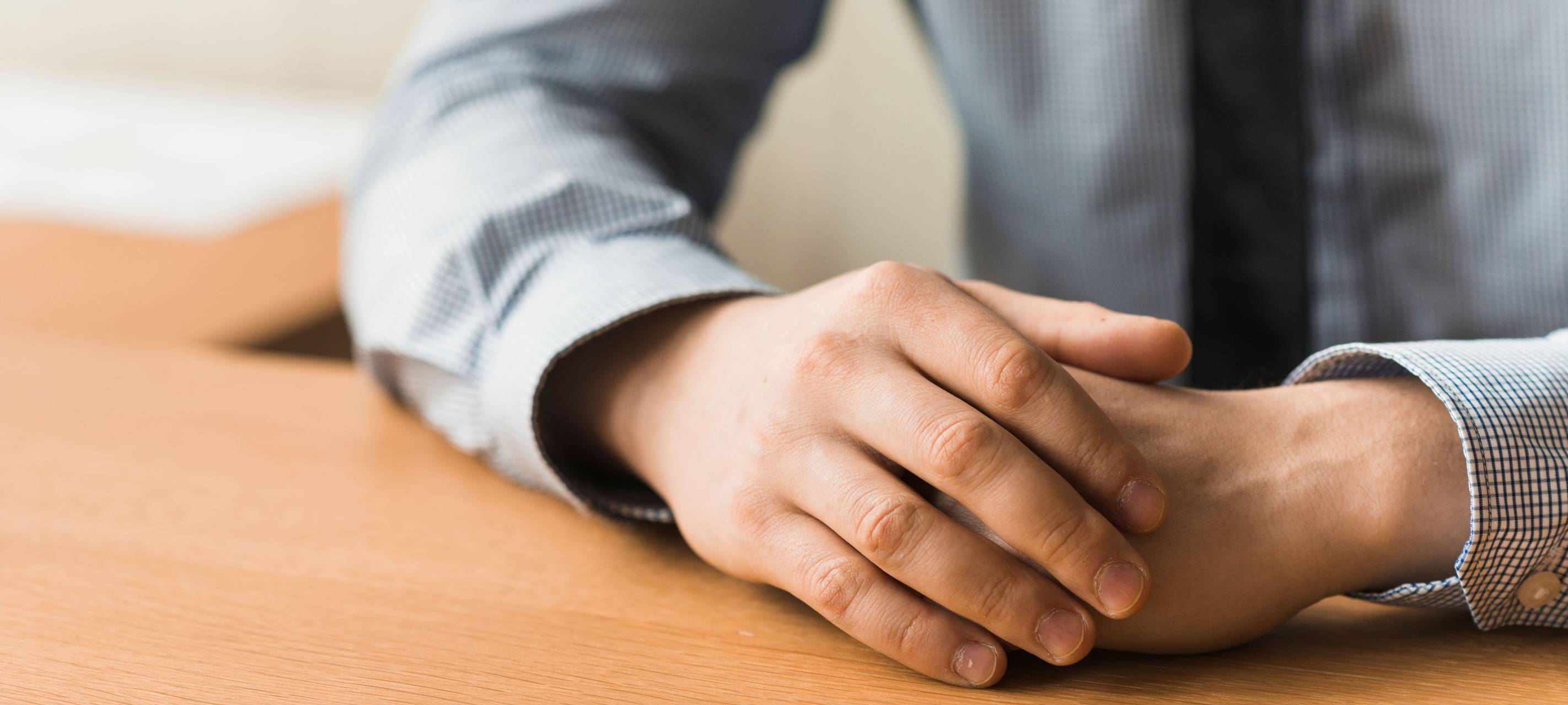 Mann sitzt am Schreibtisch