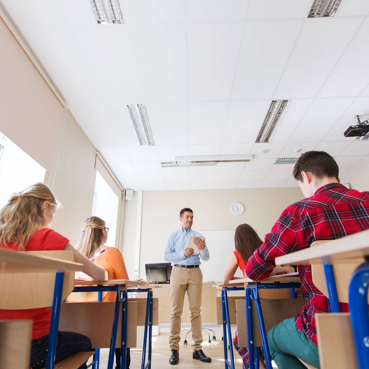 Klassenzimmer in dem ein Lehrer und Schüler sind