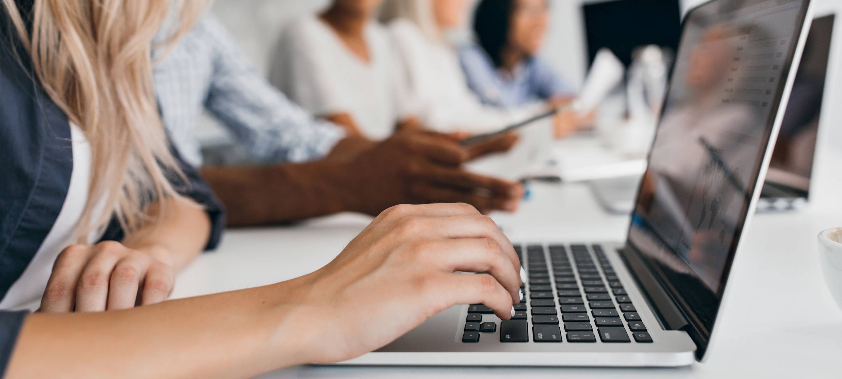Frau tippt auf einem Laptop