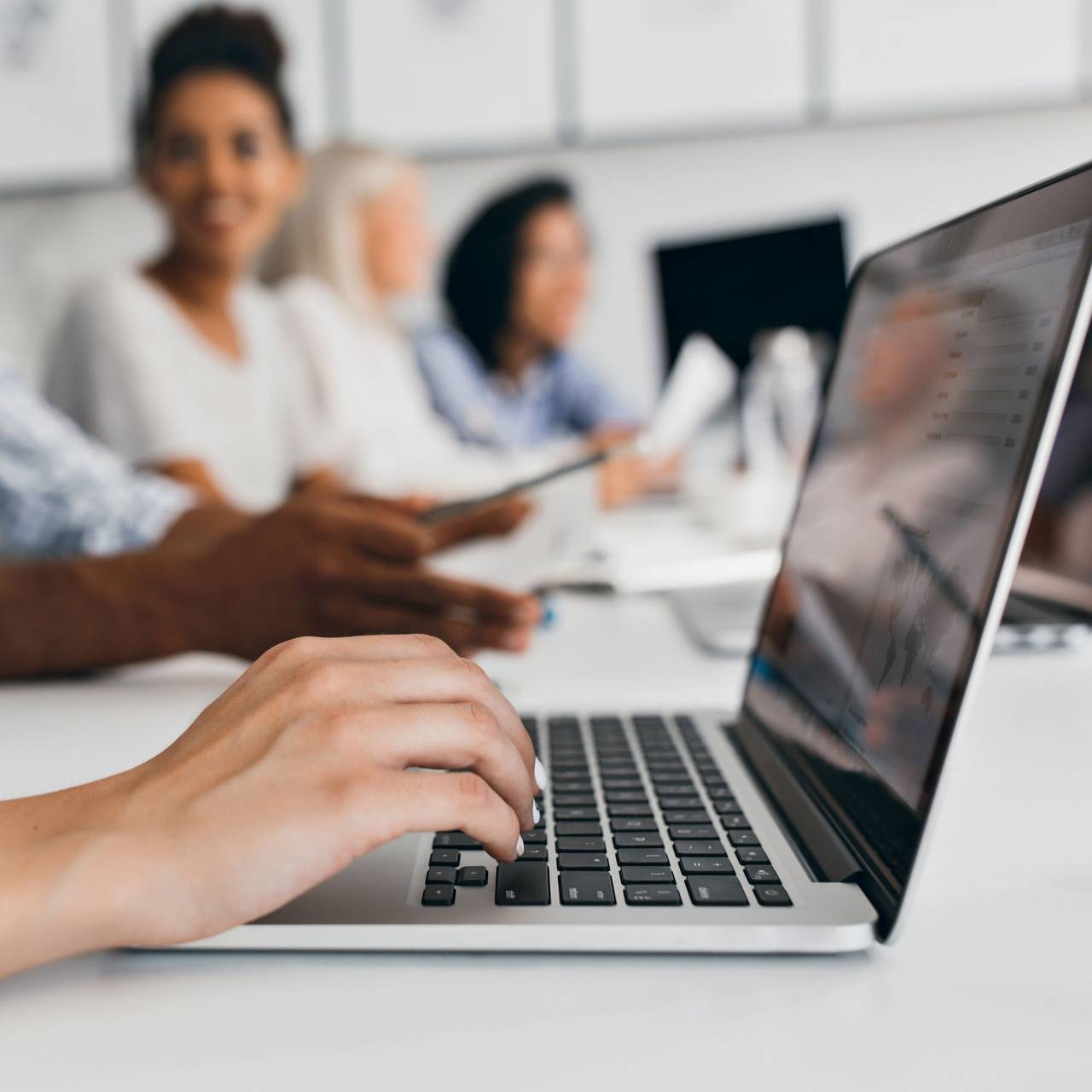 Frau tippt auf einem Laptop