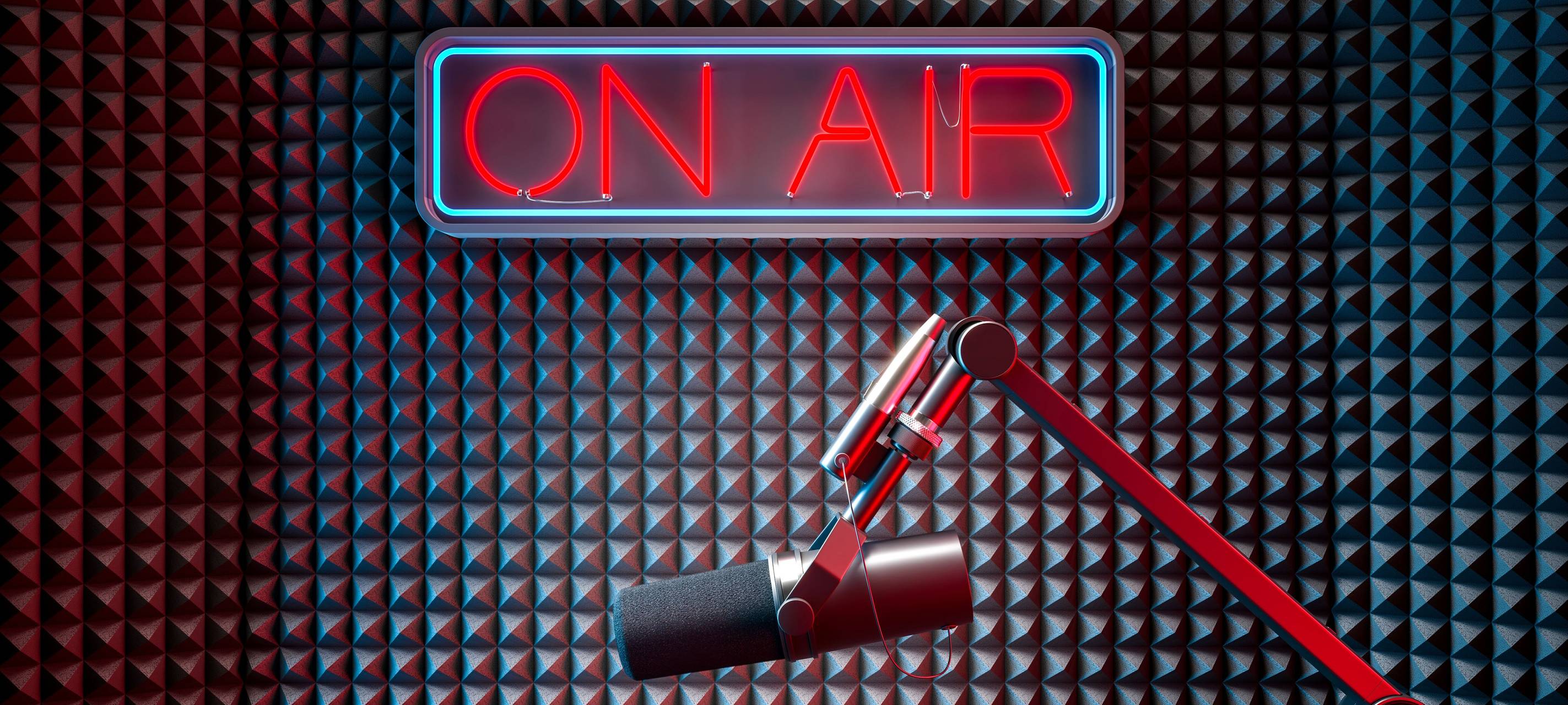 professionelles Mikrofon vor einer Wand auf der On Air steht