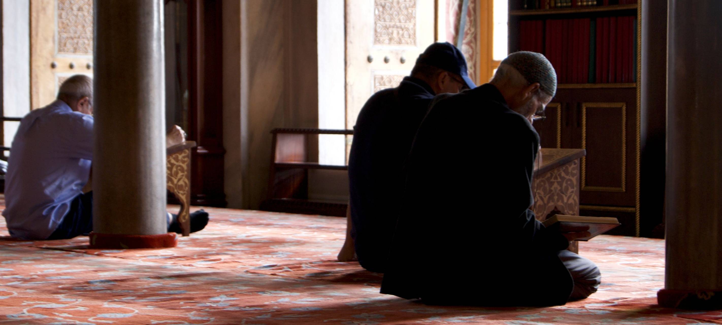 Menschen beten in einer Moschee