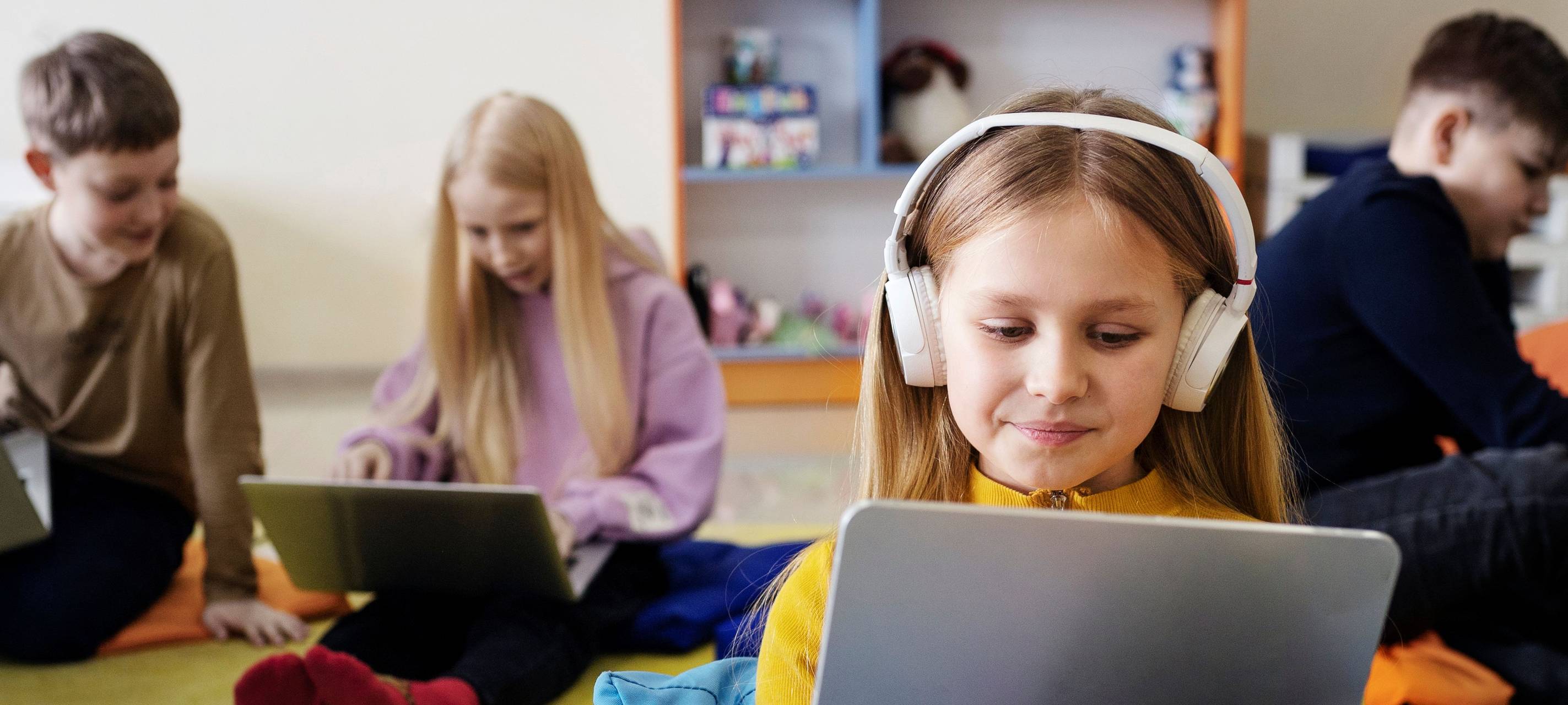 Kinder, die Laptops nutzen