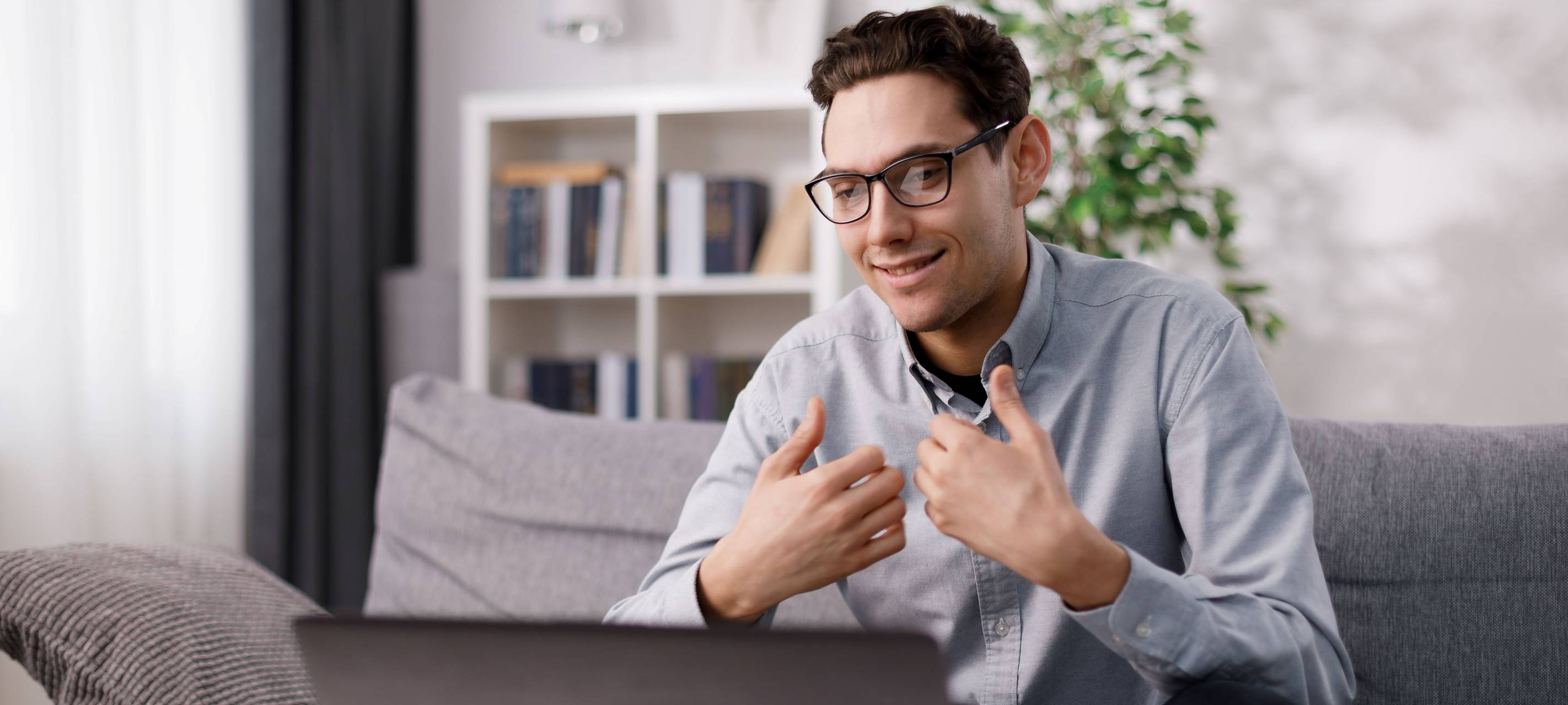 Mann telefoniert auf seinem Laptop per Videochat