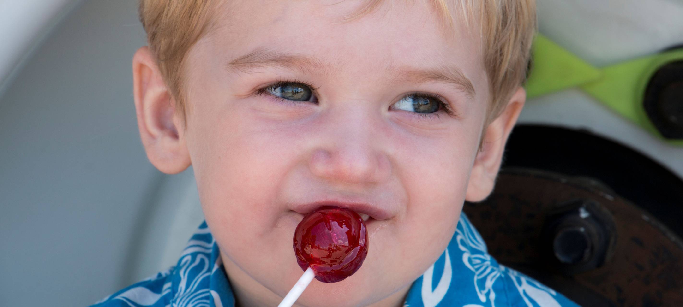 Ein kleiner Junge hat eiben Lolli in der Hand
