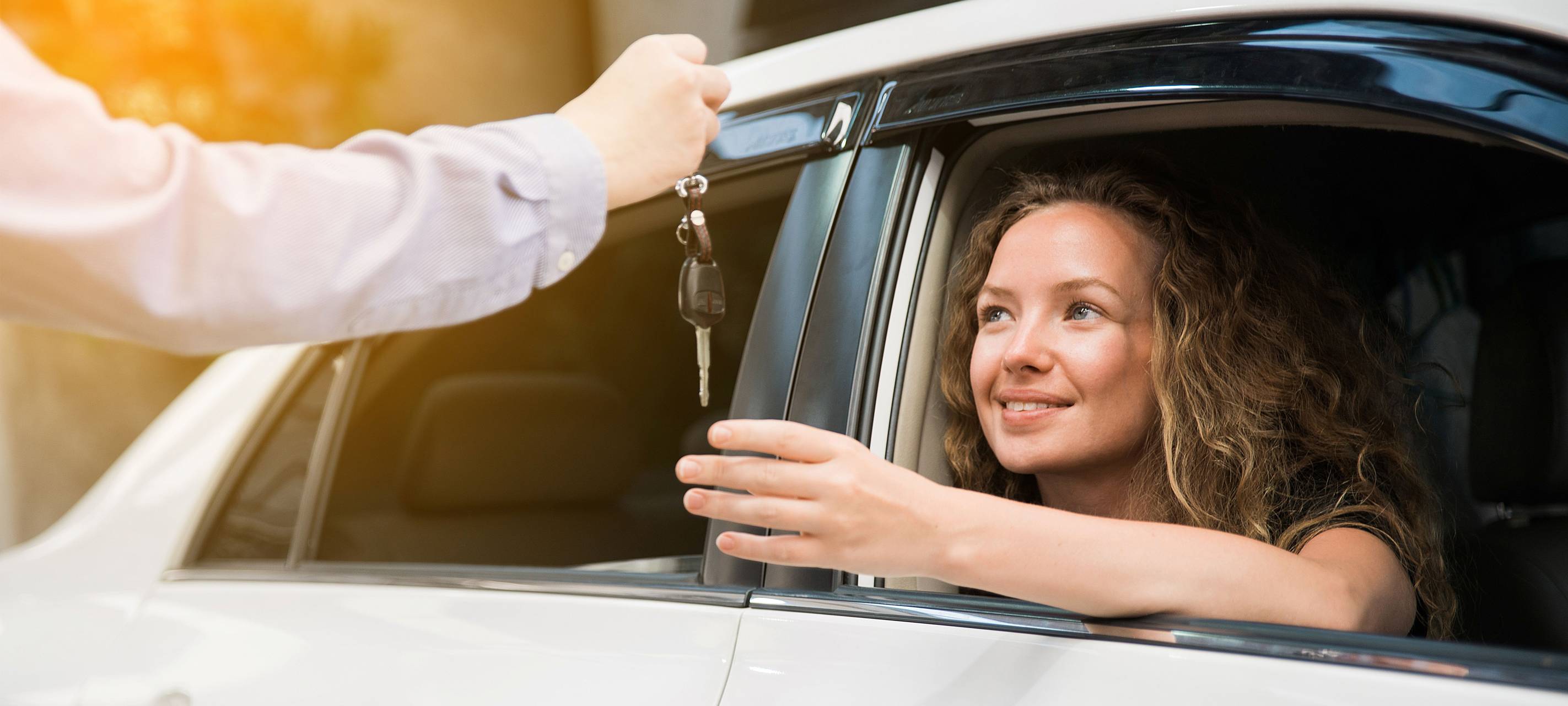 Schlüsselübergabe eines PKWs