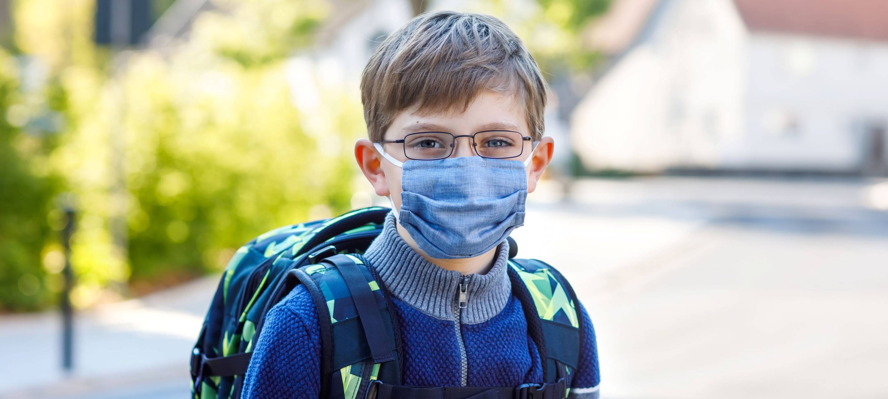 Ein Schulkind trägt eine Maske