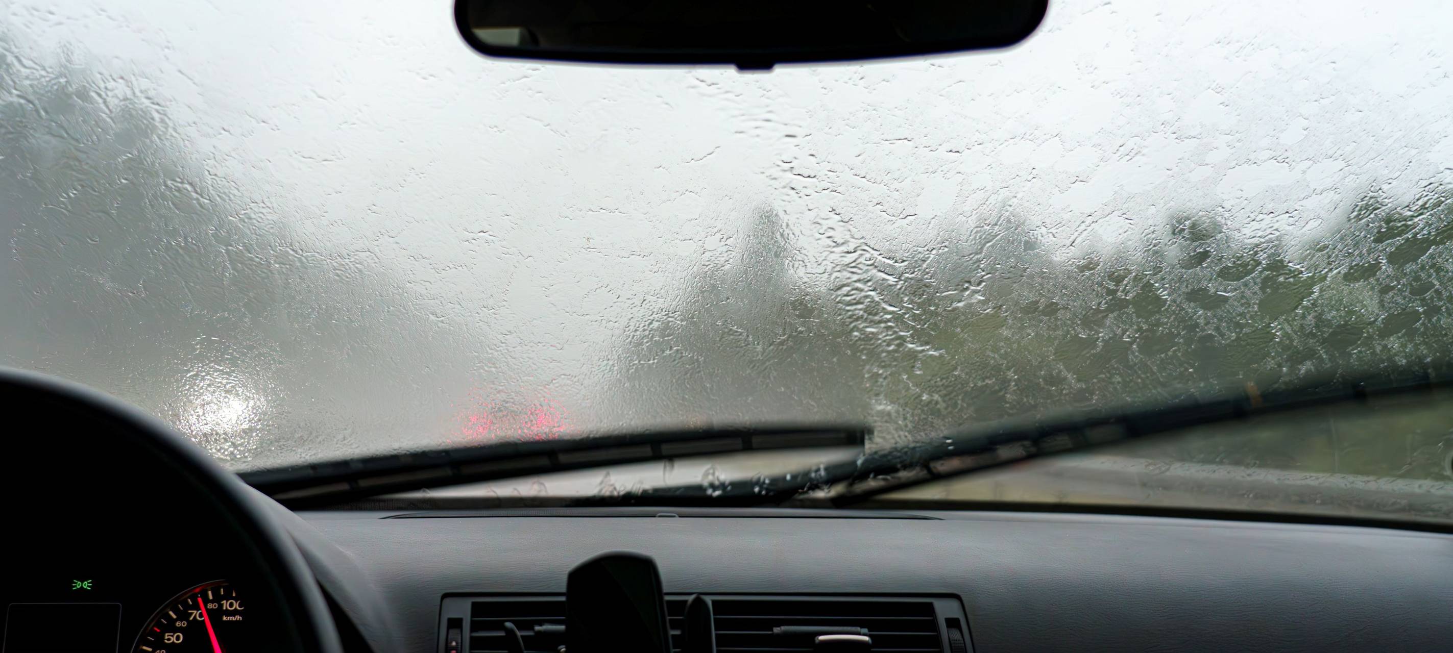 Auto fährt in strömenden Regen