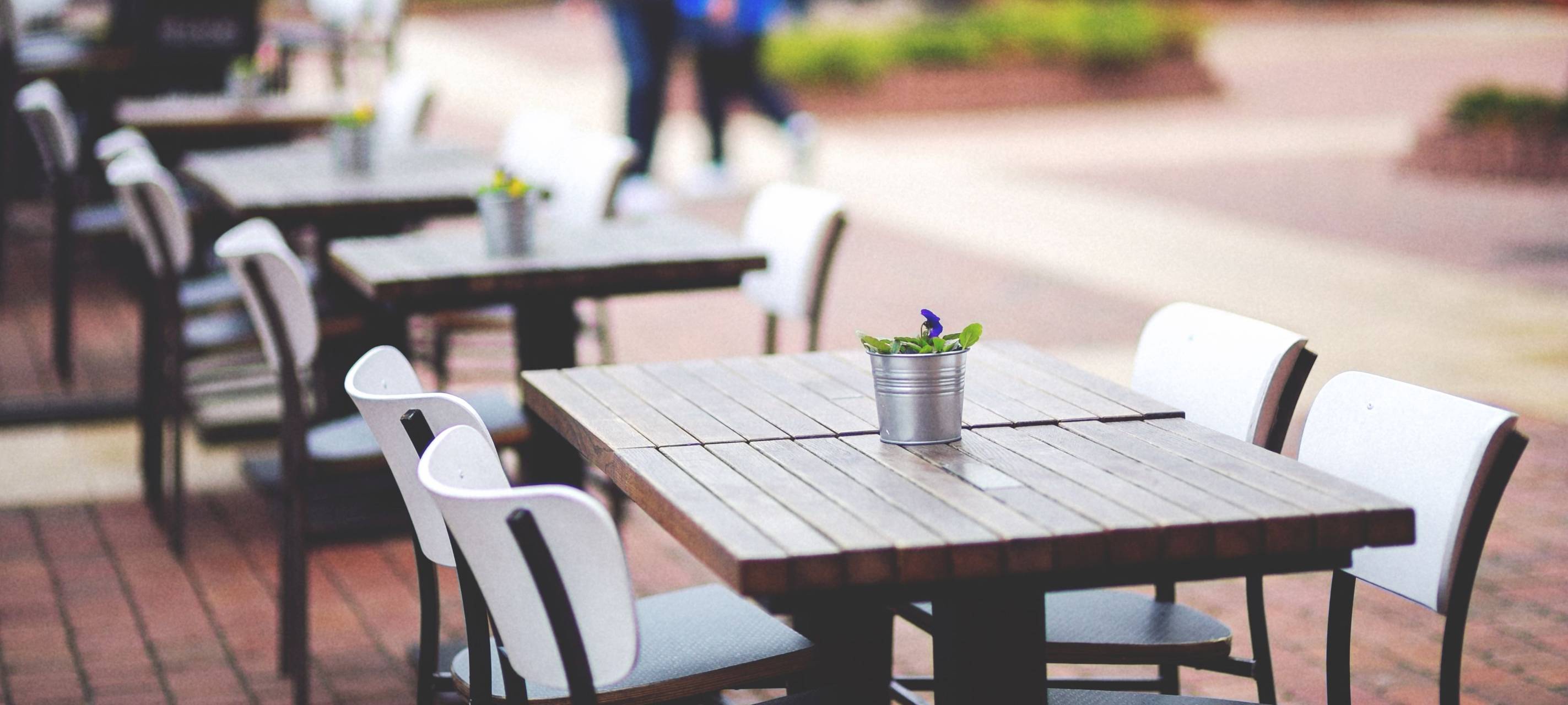 Tische eines Restaurants im Außenbereich