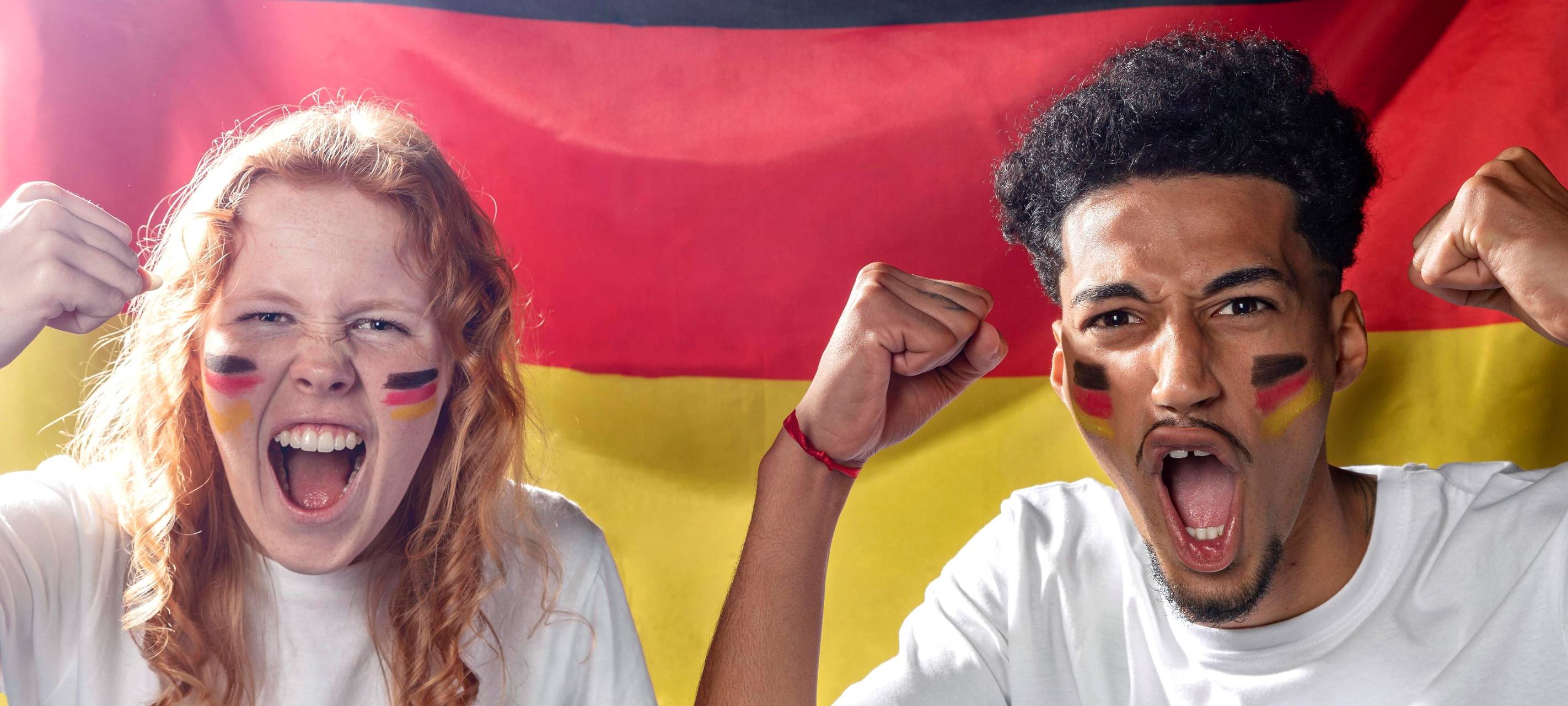 zwei jubelnde Deutschland-Fans