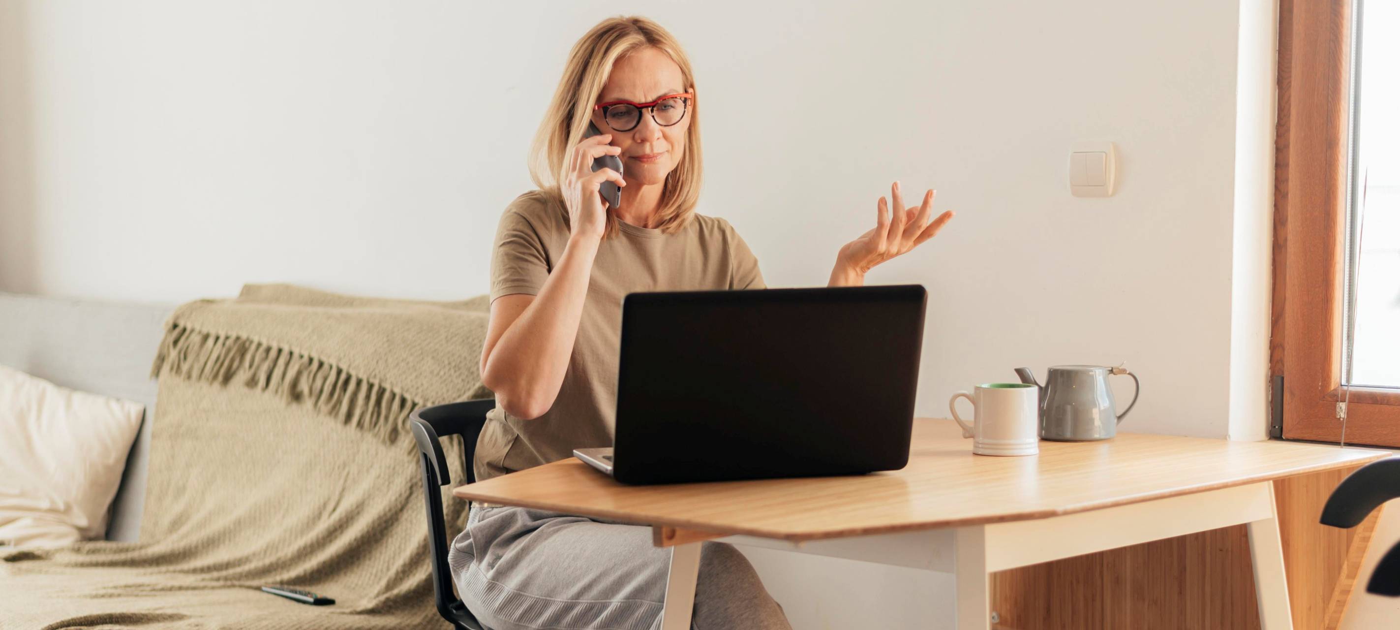 Eine Frau arbeitet von Zuhause aus