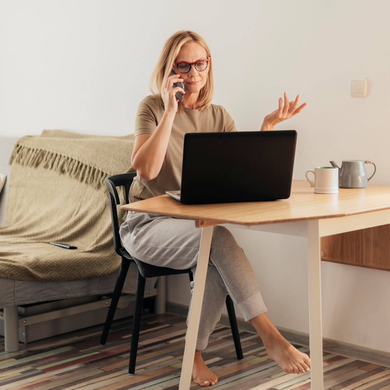 Eine Frau arbeitet von Zuhause aus