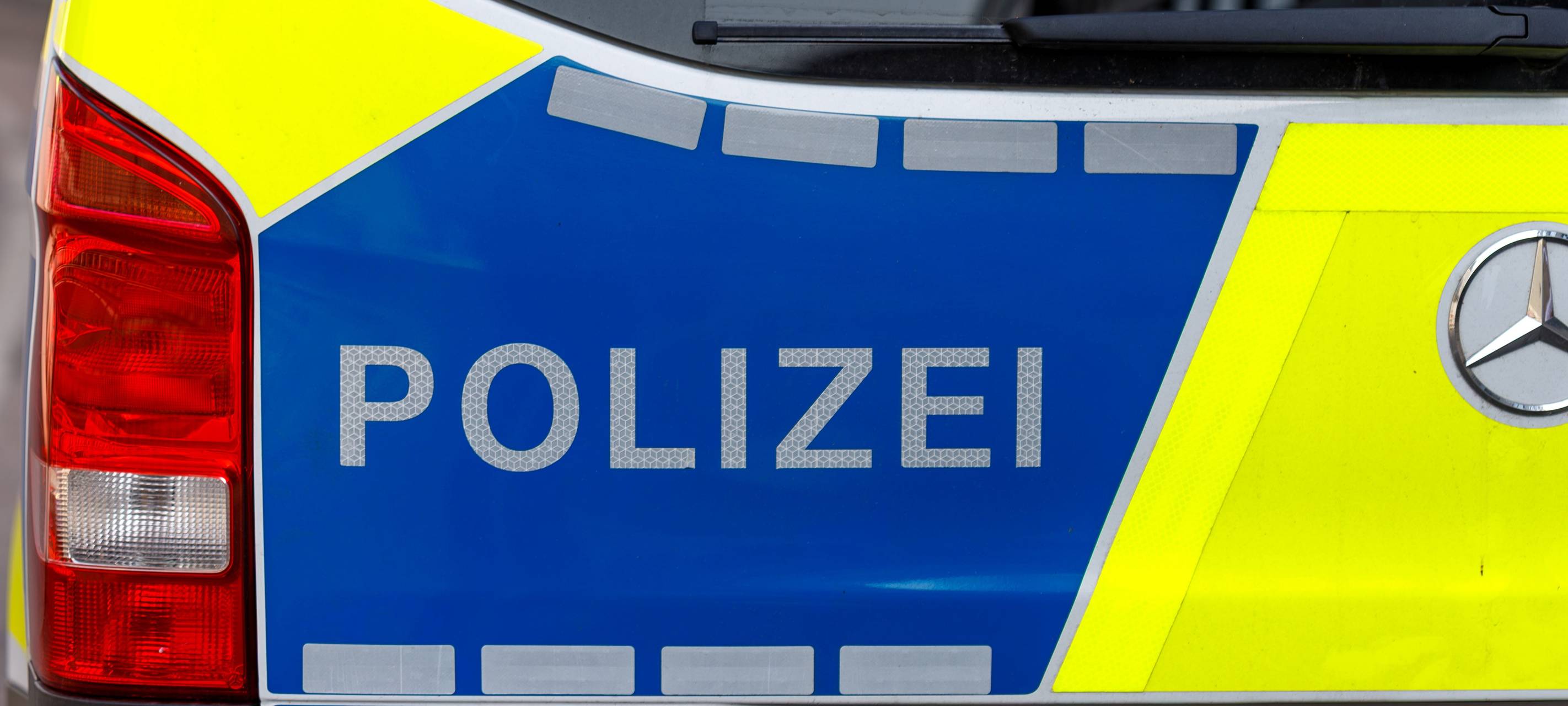 Heck eines Polizeifahrzeugs.