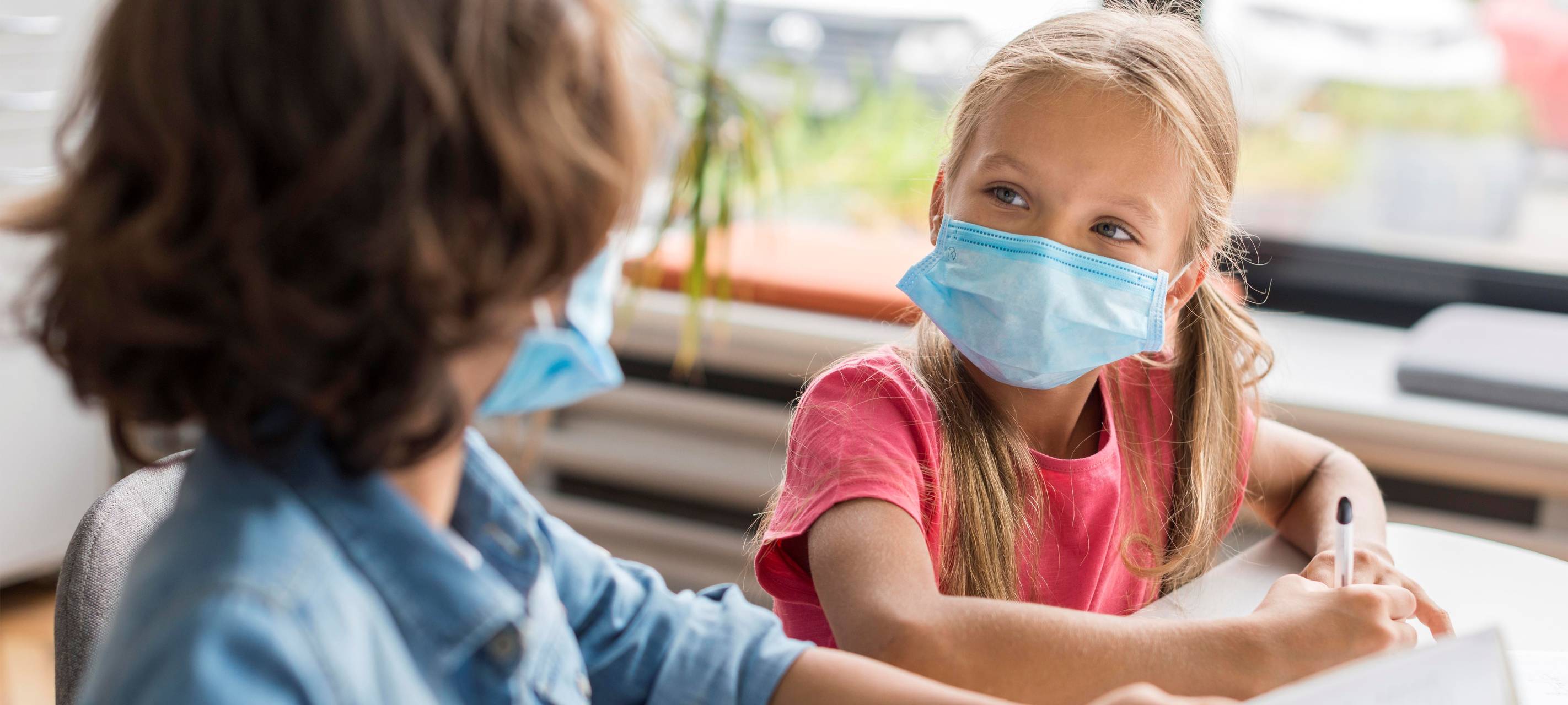 Zwei Schüler tragen eine Maske in der Klasse