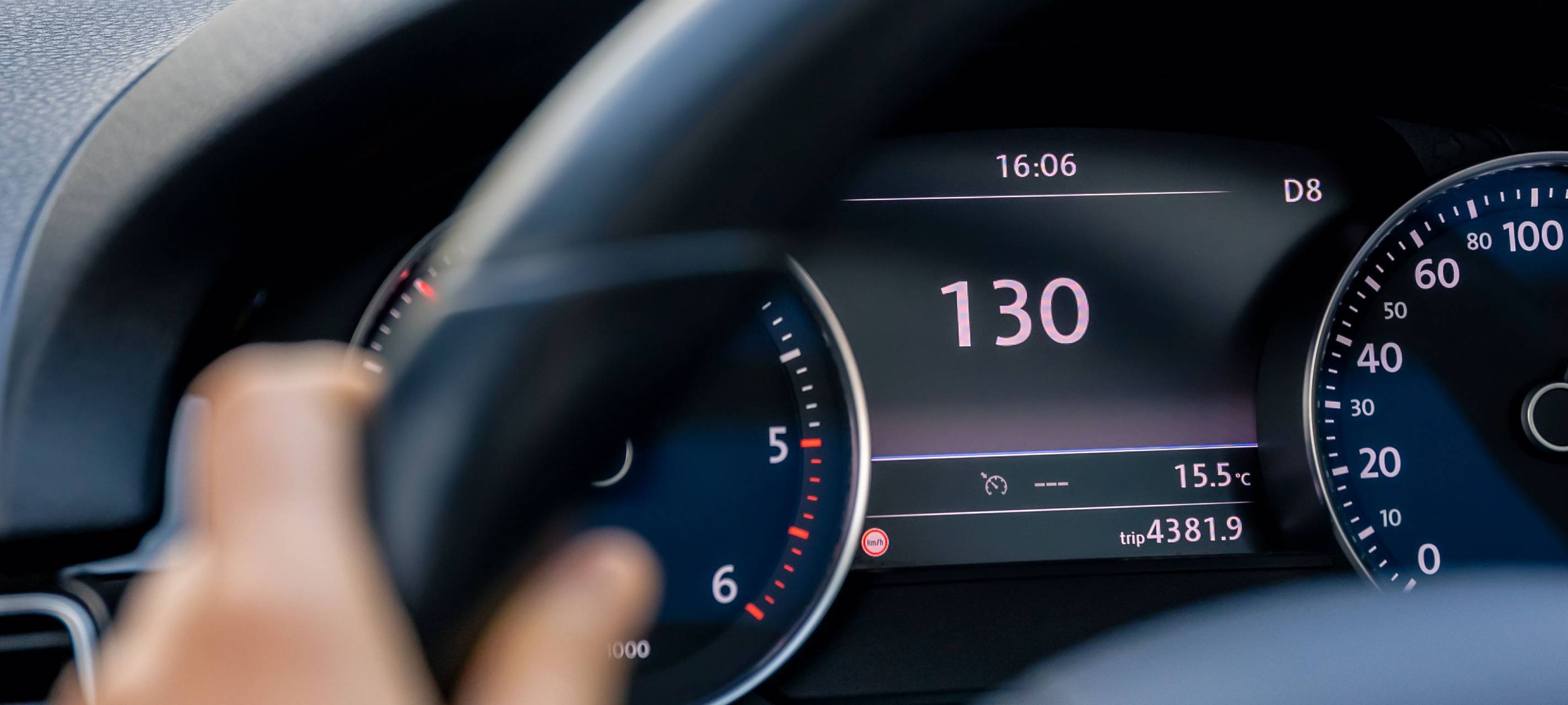 Anzeige im Auto zeigt 130 kmh