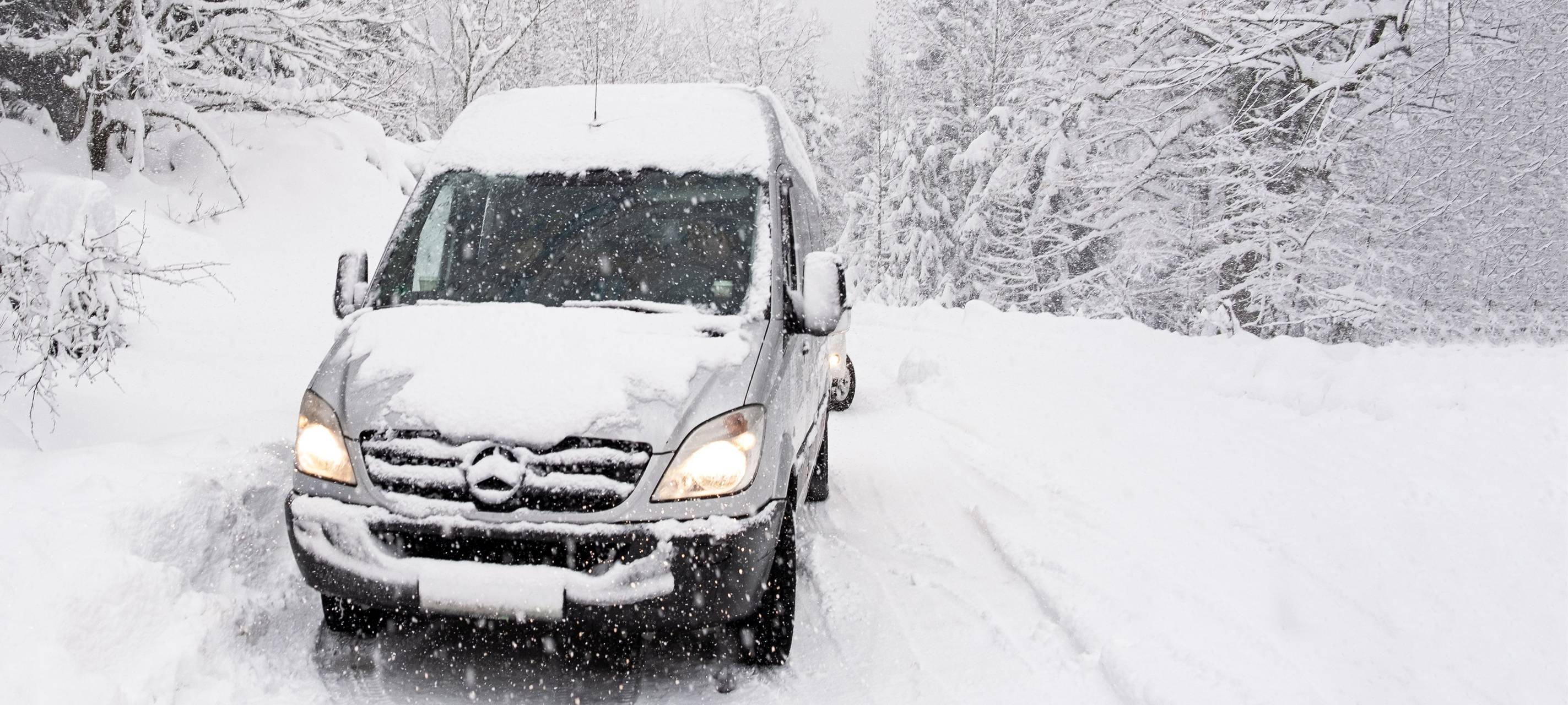 Auto fährt im Schnee