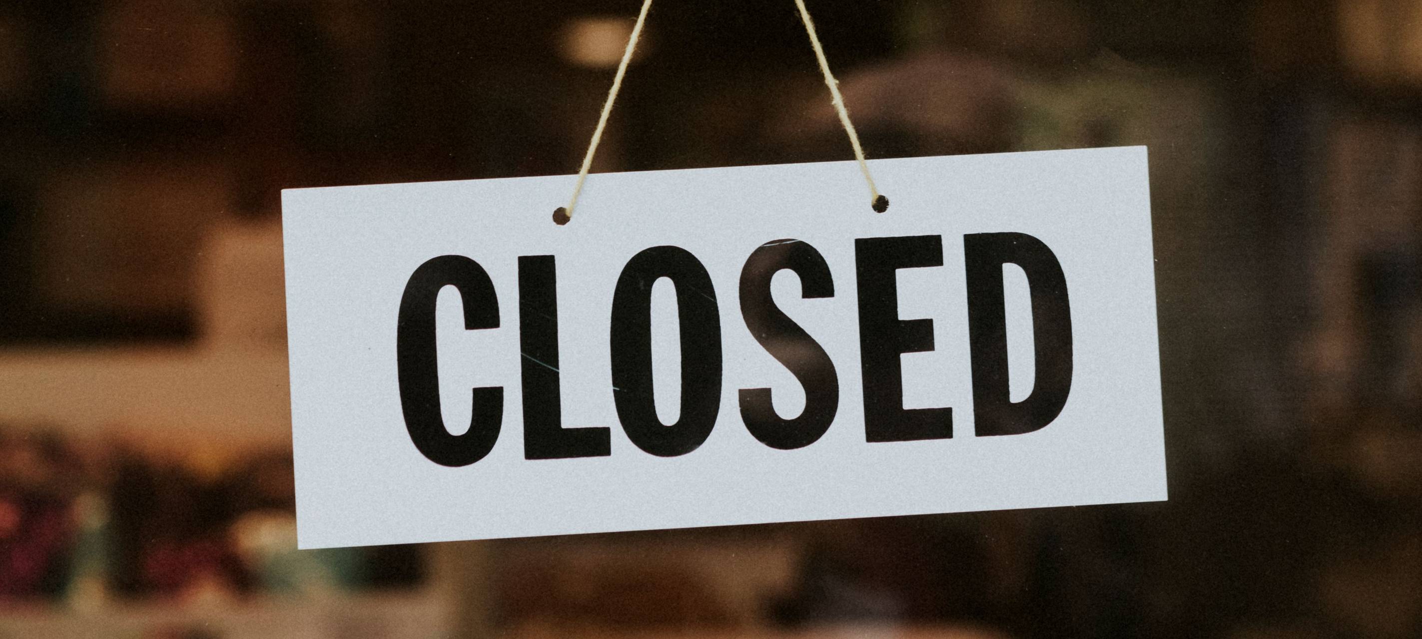 Schild auf dem "Closed" (geschlossen) steht