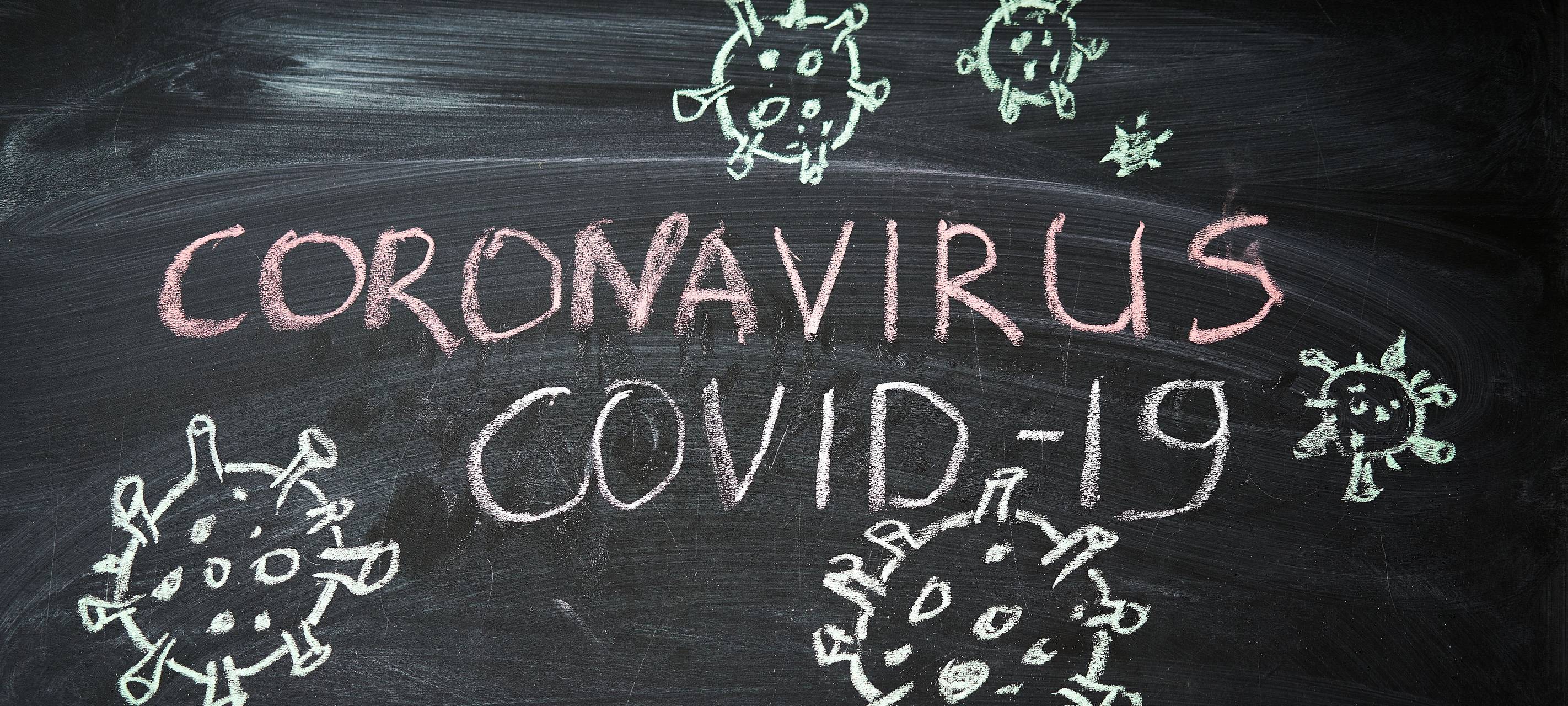 Covid-19 steht auf einer Tafel