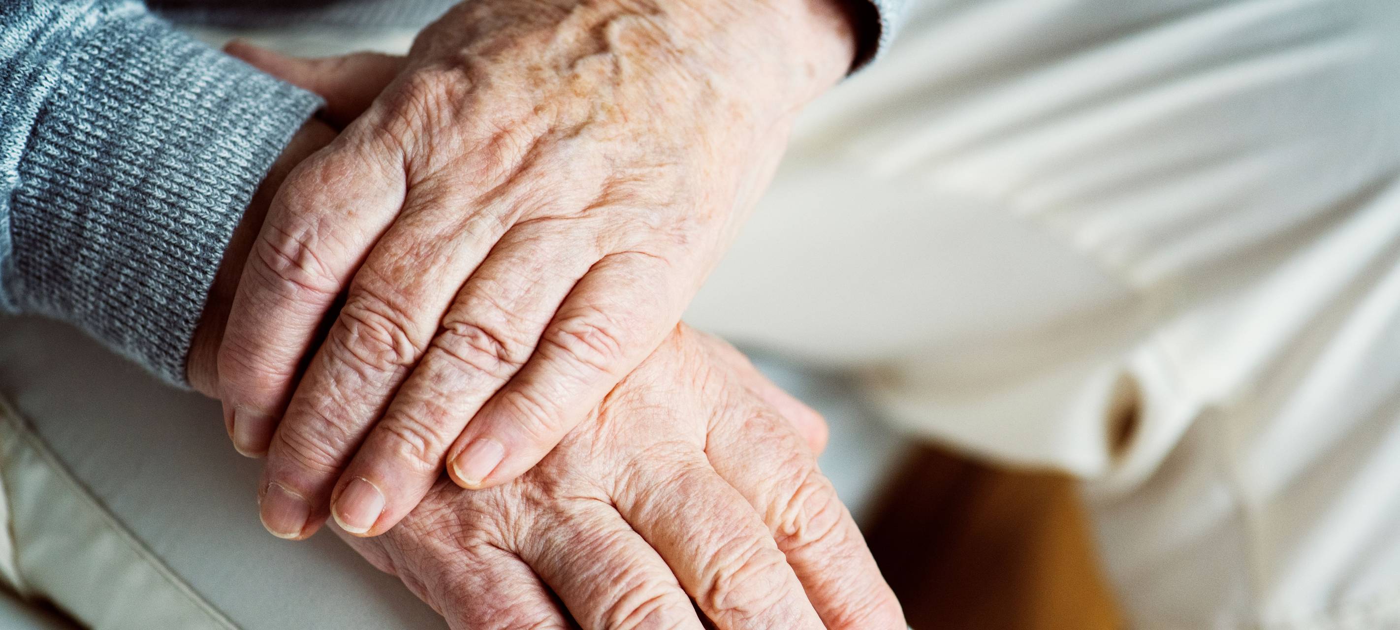 Hände eines älteren Menschen