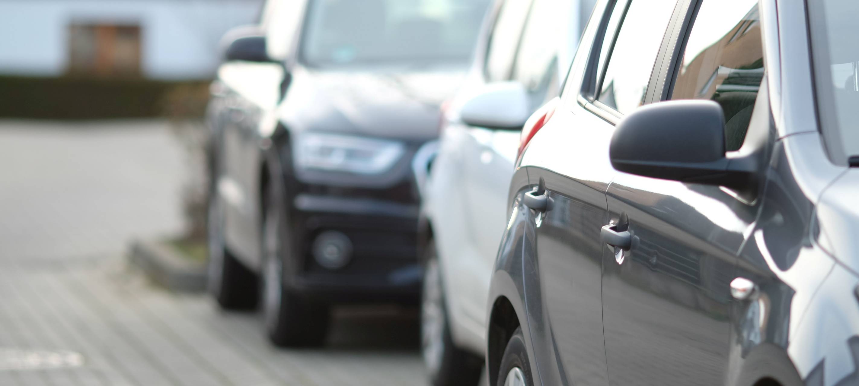 Parkende Autos am Straßenrand