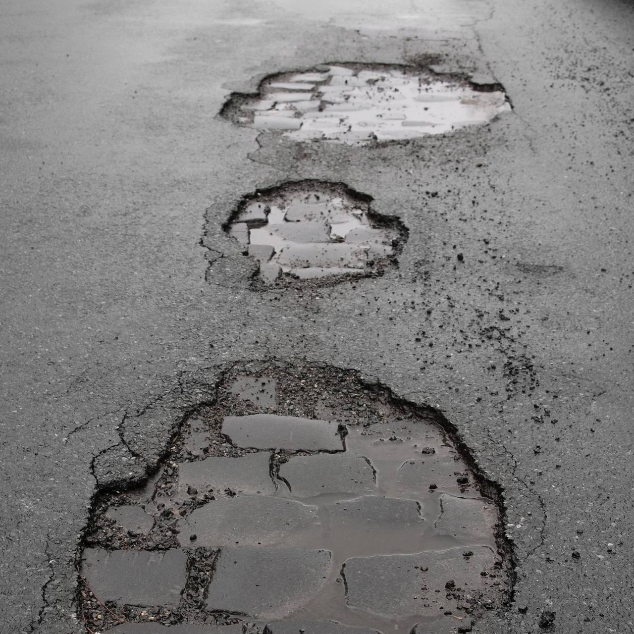 Schlaglöcher auf einer Straße