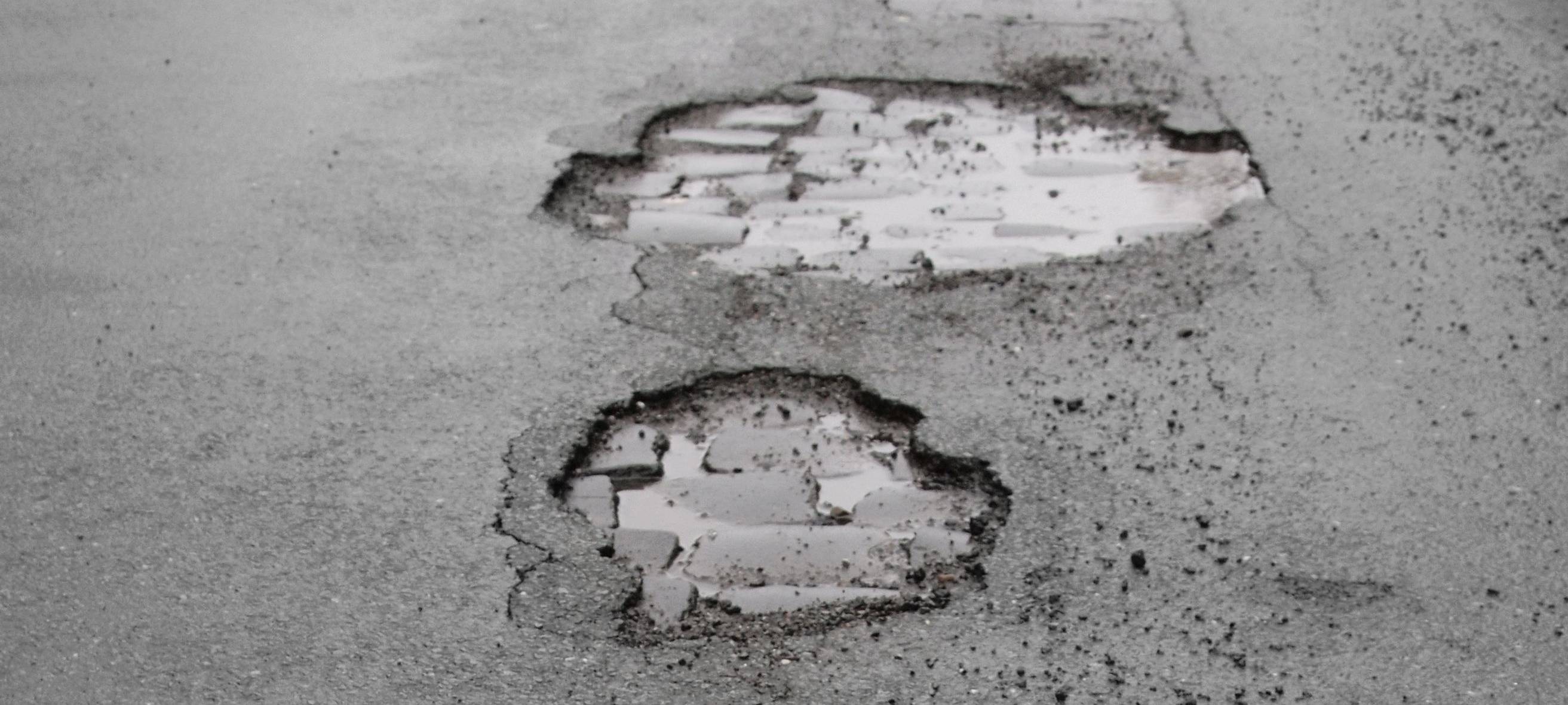 Schlaglöcher auf einer Straße