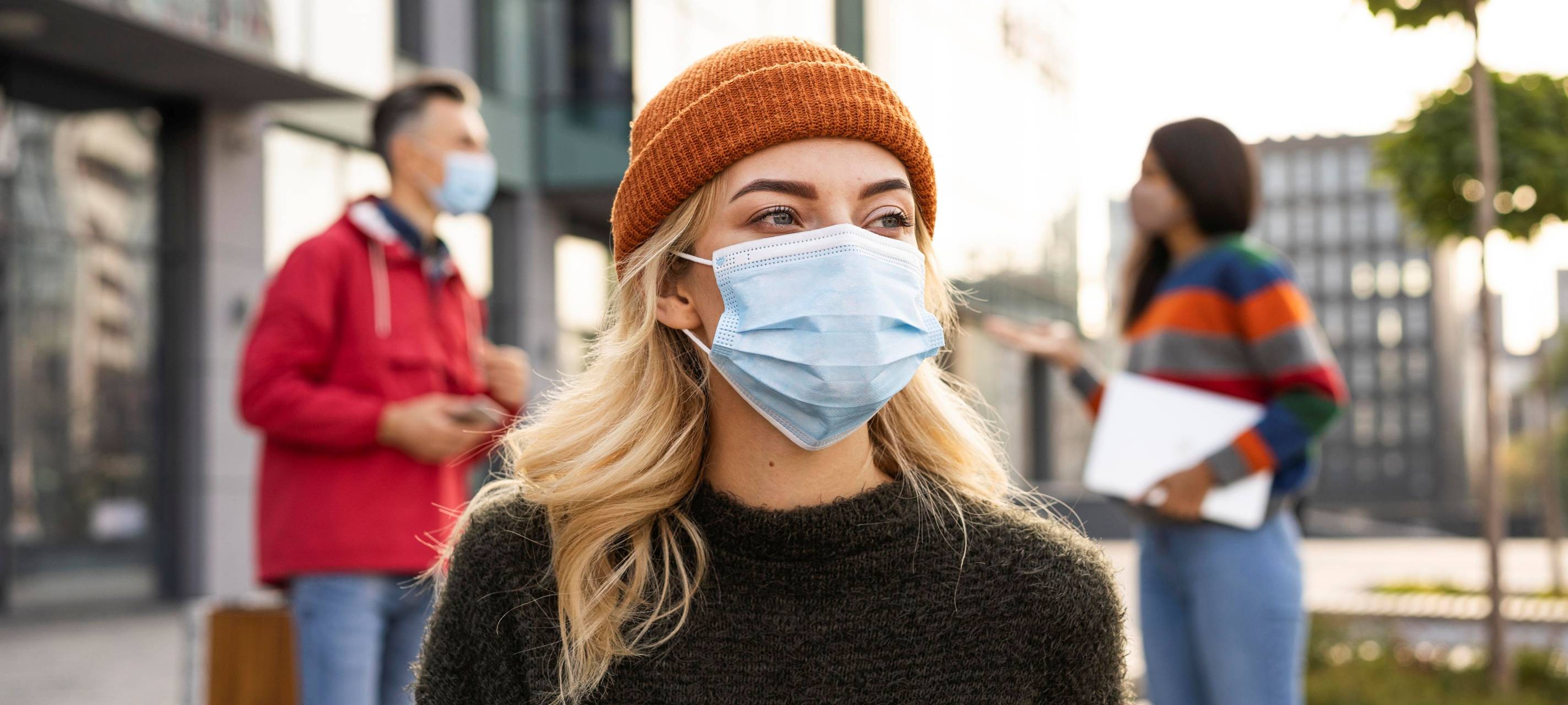 Eine Frau trägt eine medizinische Maske