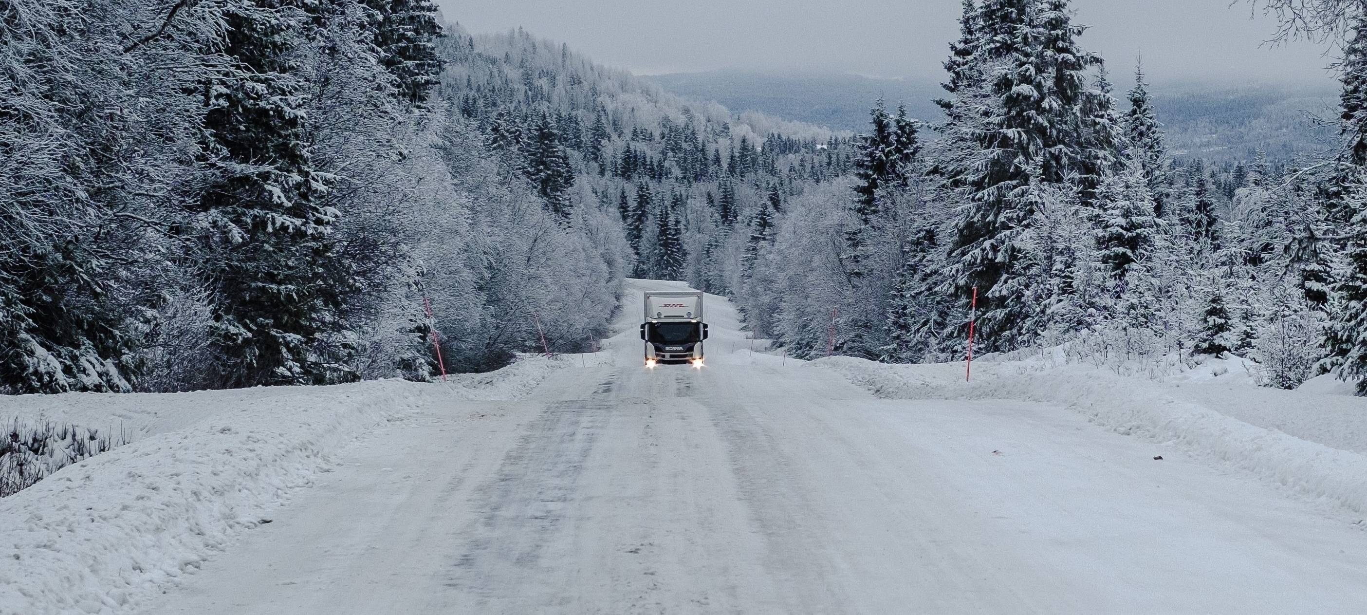 Ein LKW fährt im Schnee