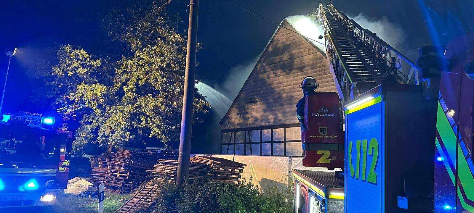 Großeinsatz der Feuerwehr Dortmund: Bauernhof in Flammen