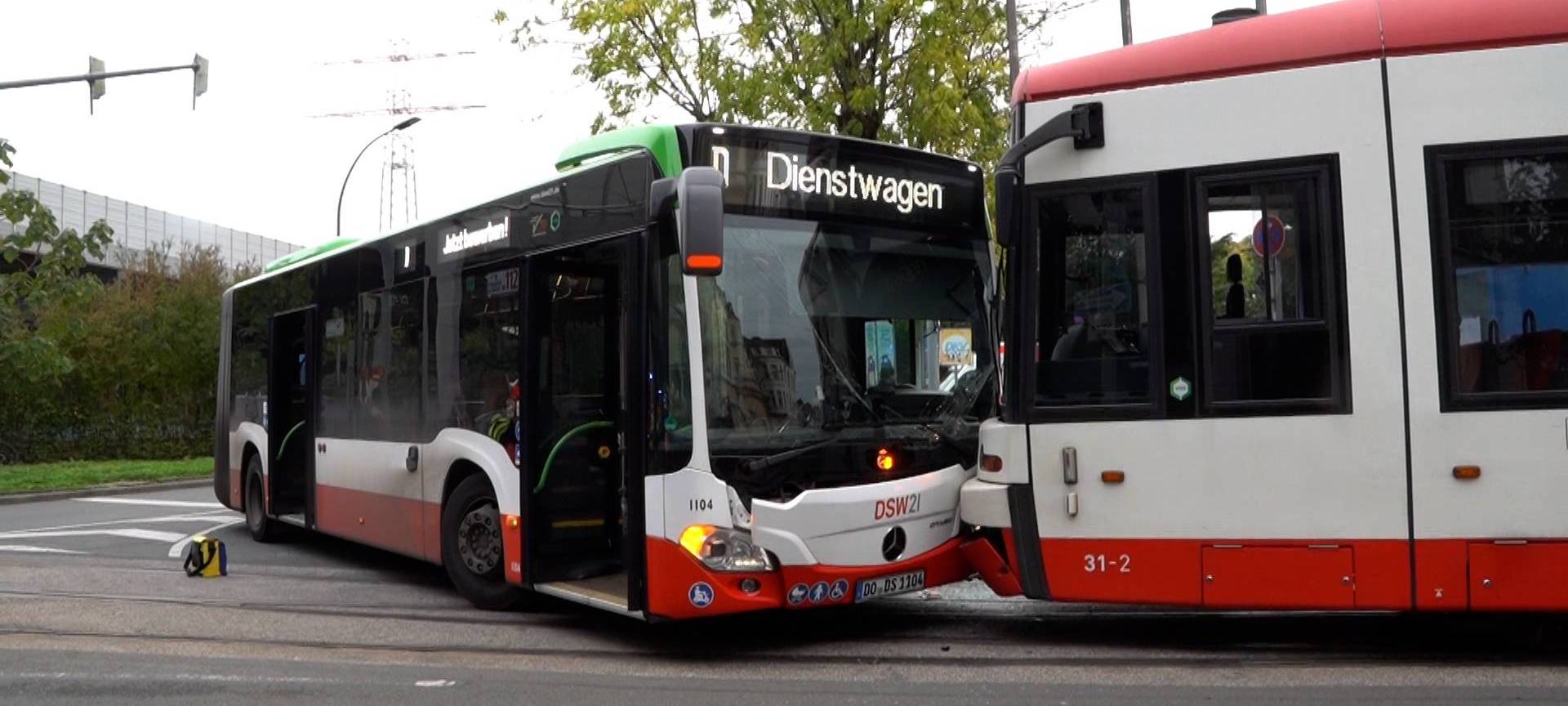 Bus gegen Bahn: Fünf Verletzte in Dortmund-Marten