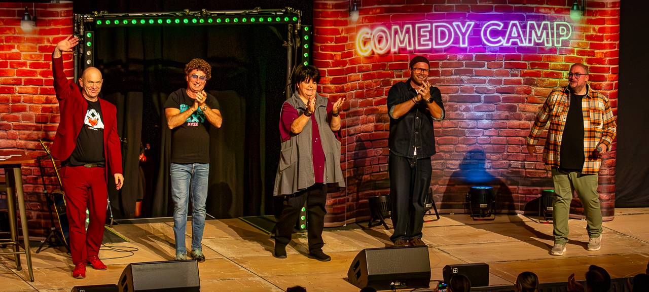 Das Comedy Camp 2025 startete in Unna in der Stadthalle. Auf der Bühne zu sehen die Comedians der Show.