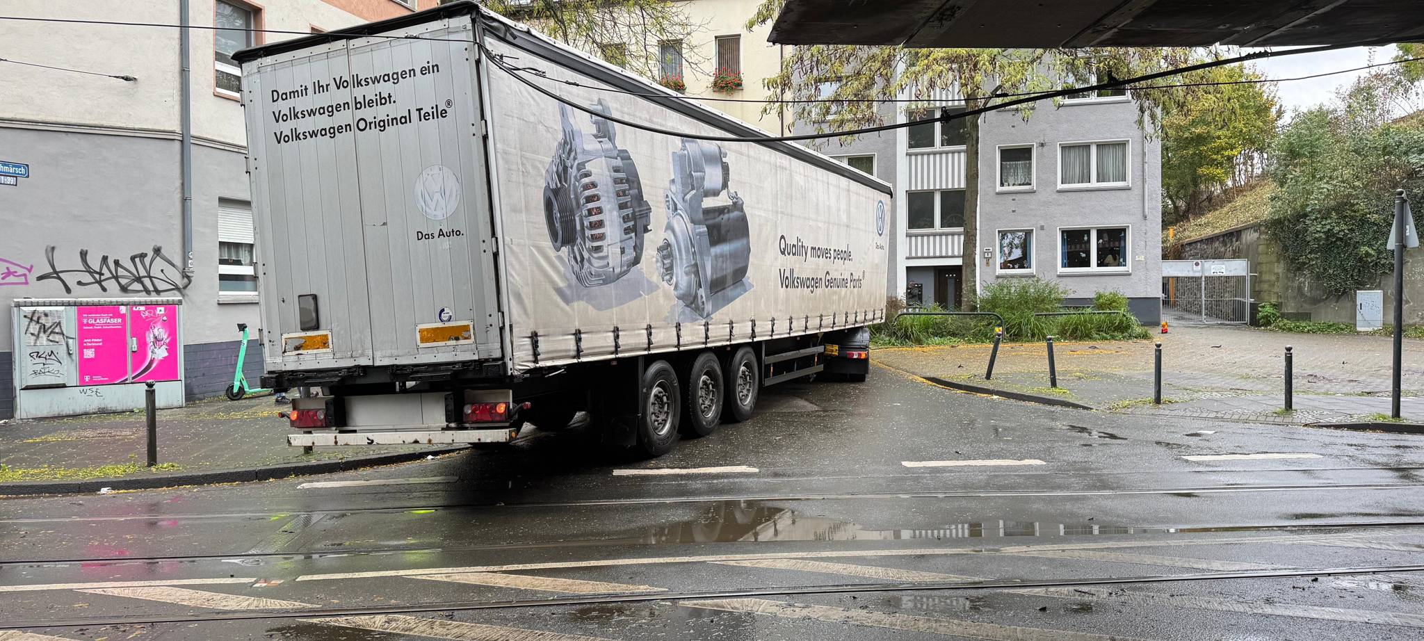 LKW beschädigt Oberleitung in Dortmund