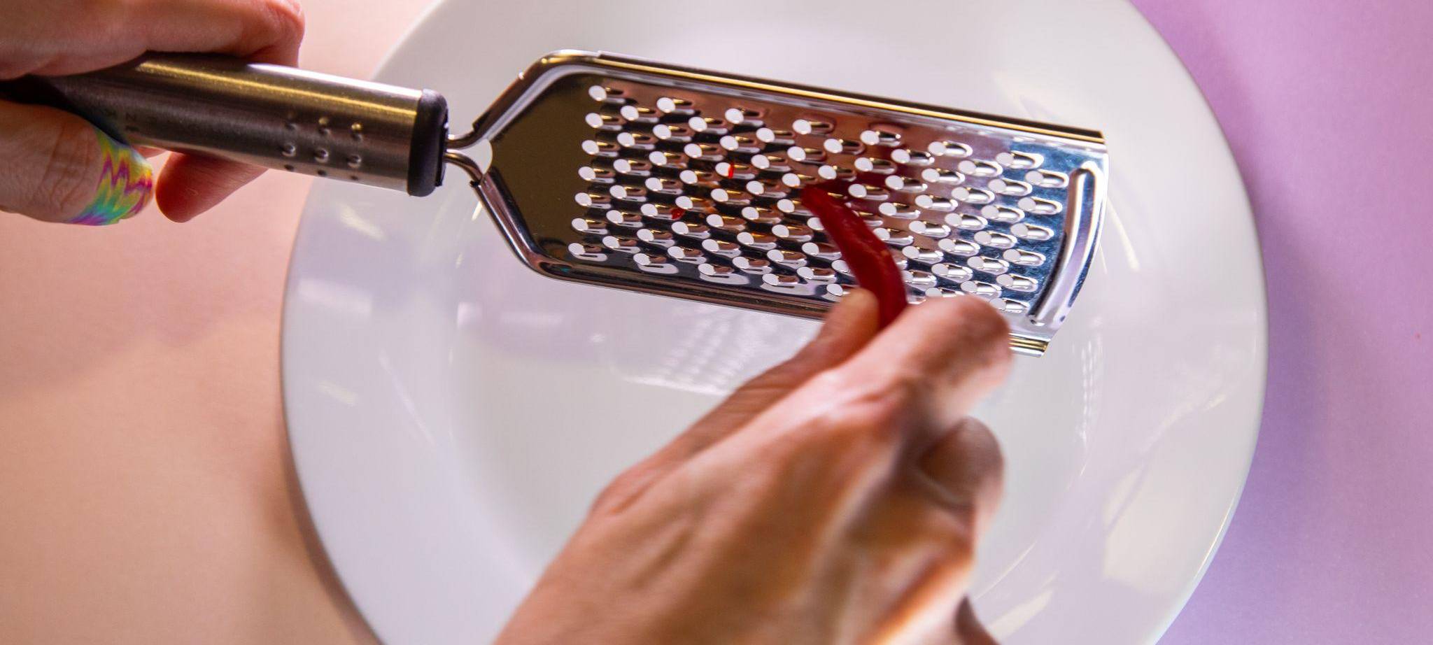 Zimmerwarme Chili wird gerieben