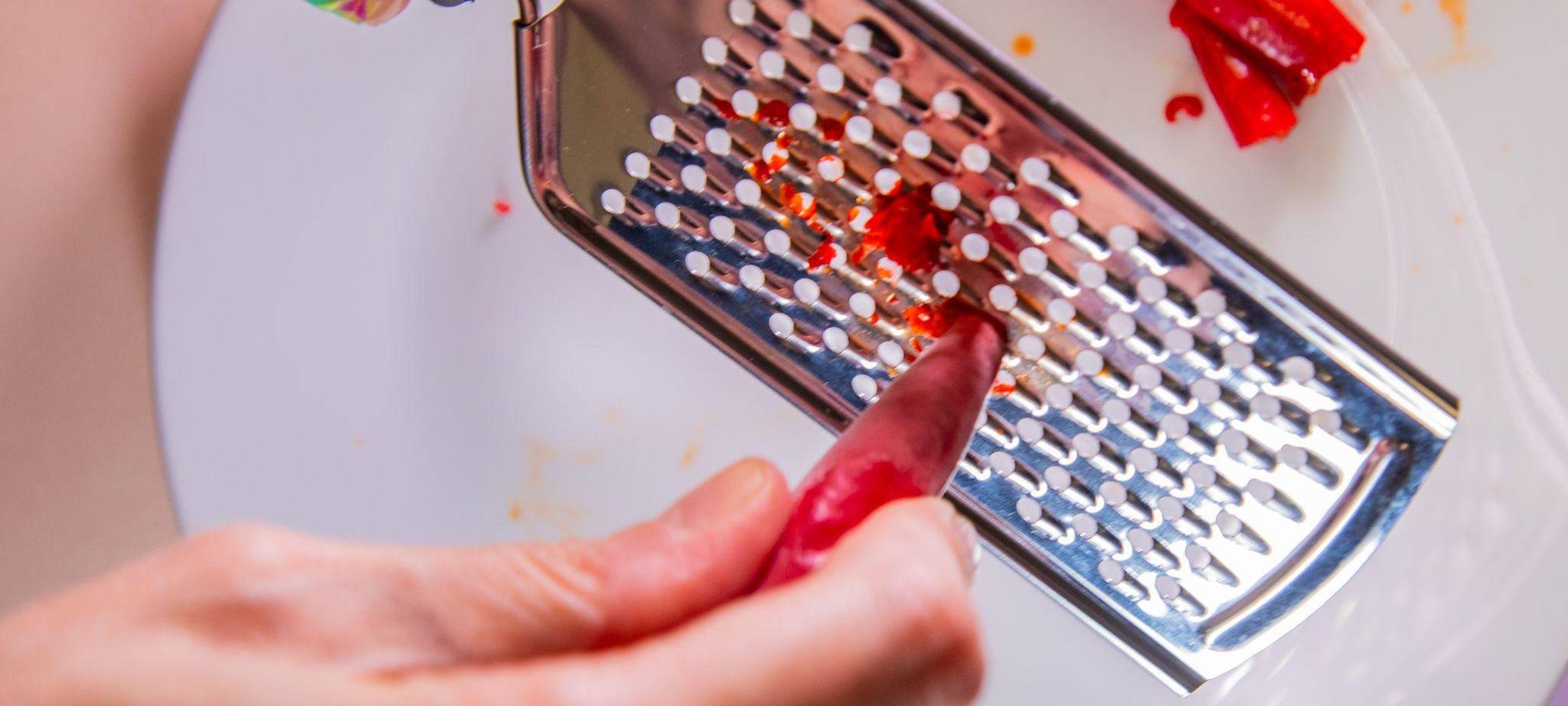 Druchgefrorene Chili wird gerieben