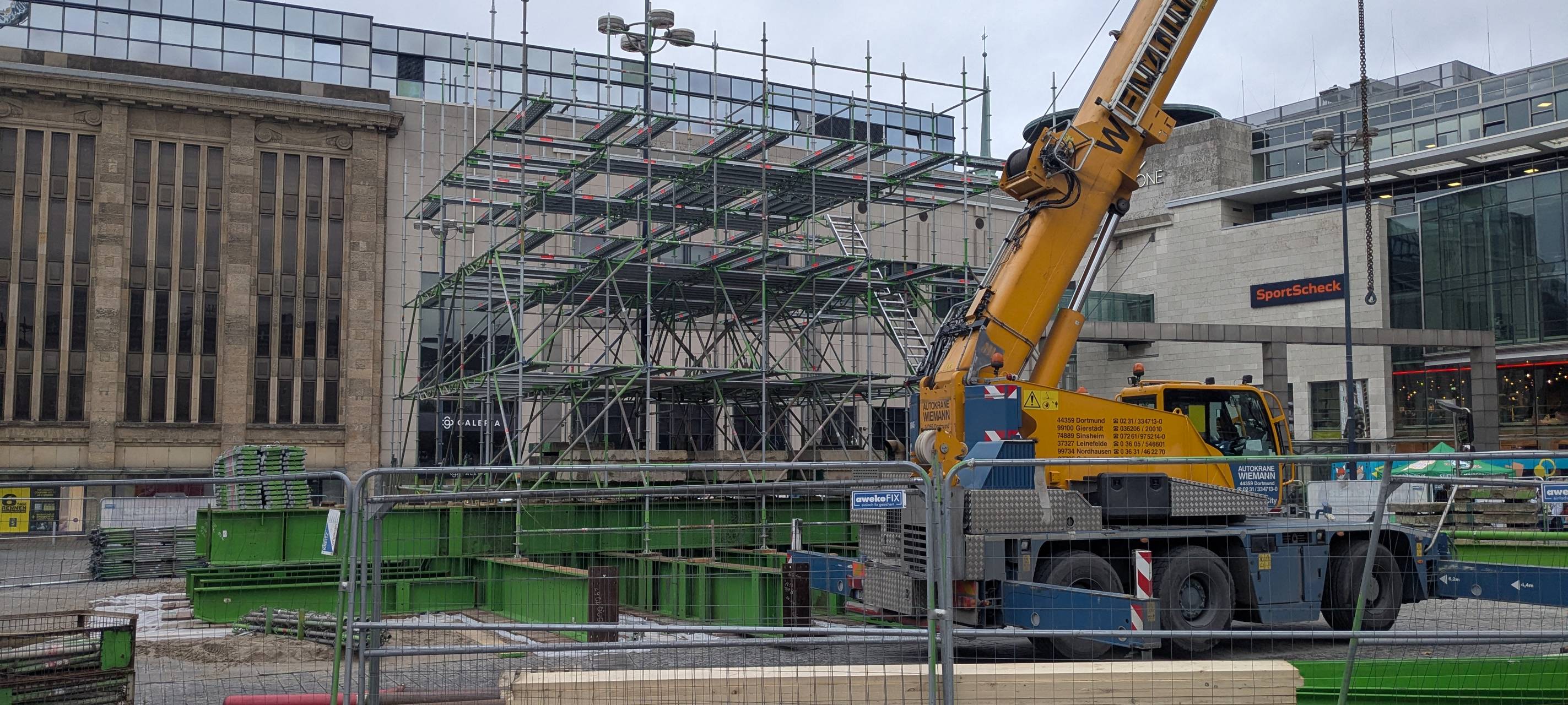 Dortmund: Grundsteinlegung für den größten Weihnachtsbaum der Welt auf dem Hansaplatz