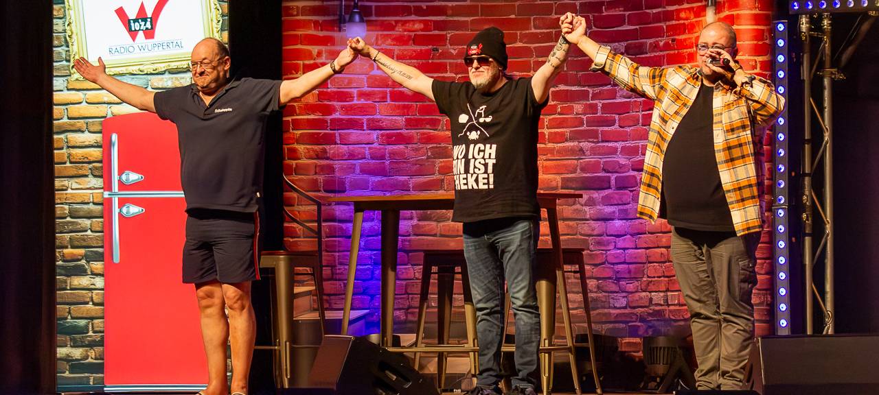 Das Comedy Camp 2025 war in Wuppertal in der Stadthalle. Hier sind die Comedians des Abends auf der Bühne gemeinsam zu sehen.