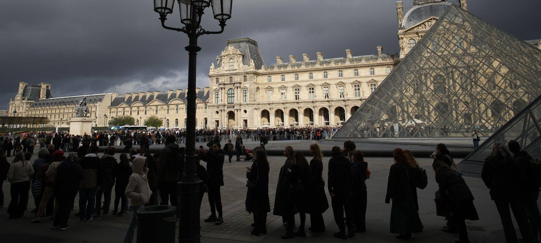 BKA und Interpol fahnden nach gestohlenen Louvre-Juwelen