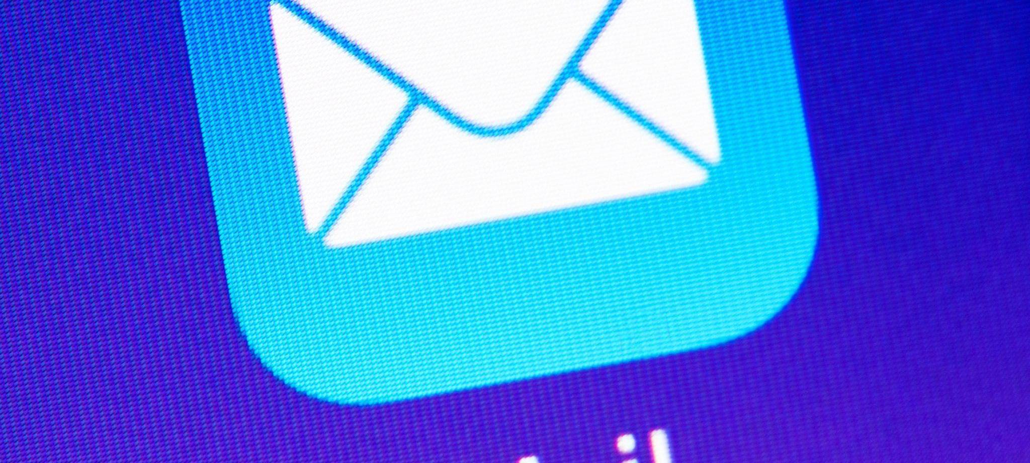 Mail-App ist auf einem Display zu sehen