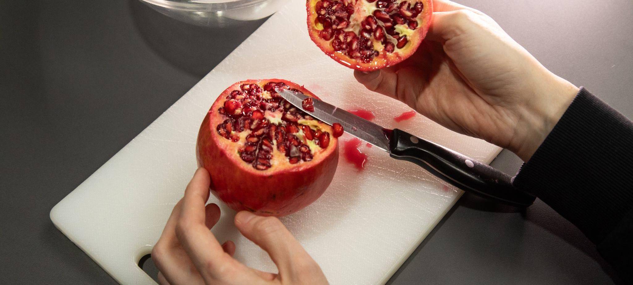 Granatapfel wird aufgeschnitten