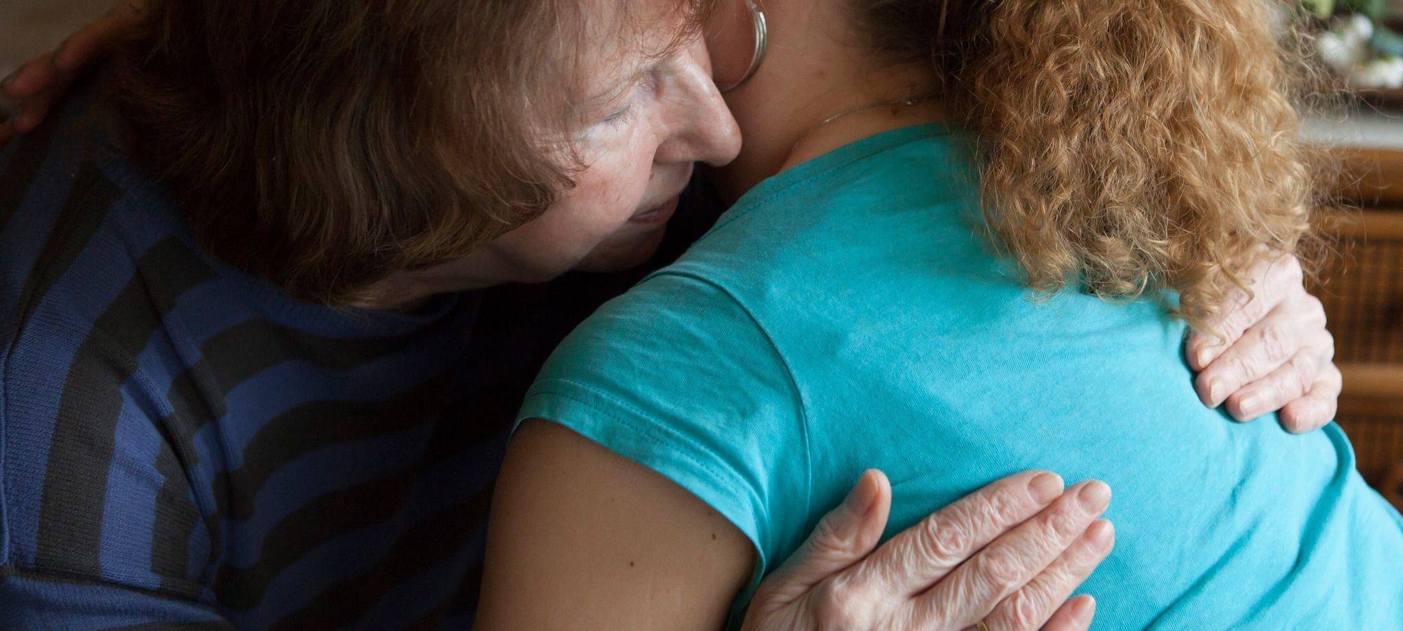 Zwei Frauen umarmen sich