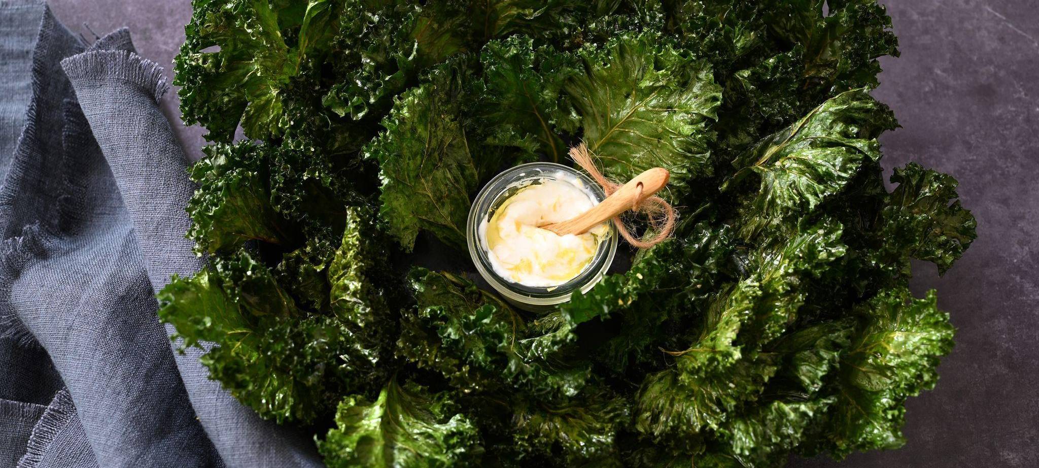 Grünkohlchips mit Zitronen-Joghurt-Dip