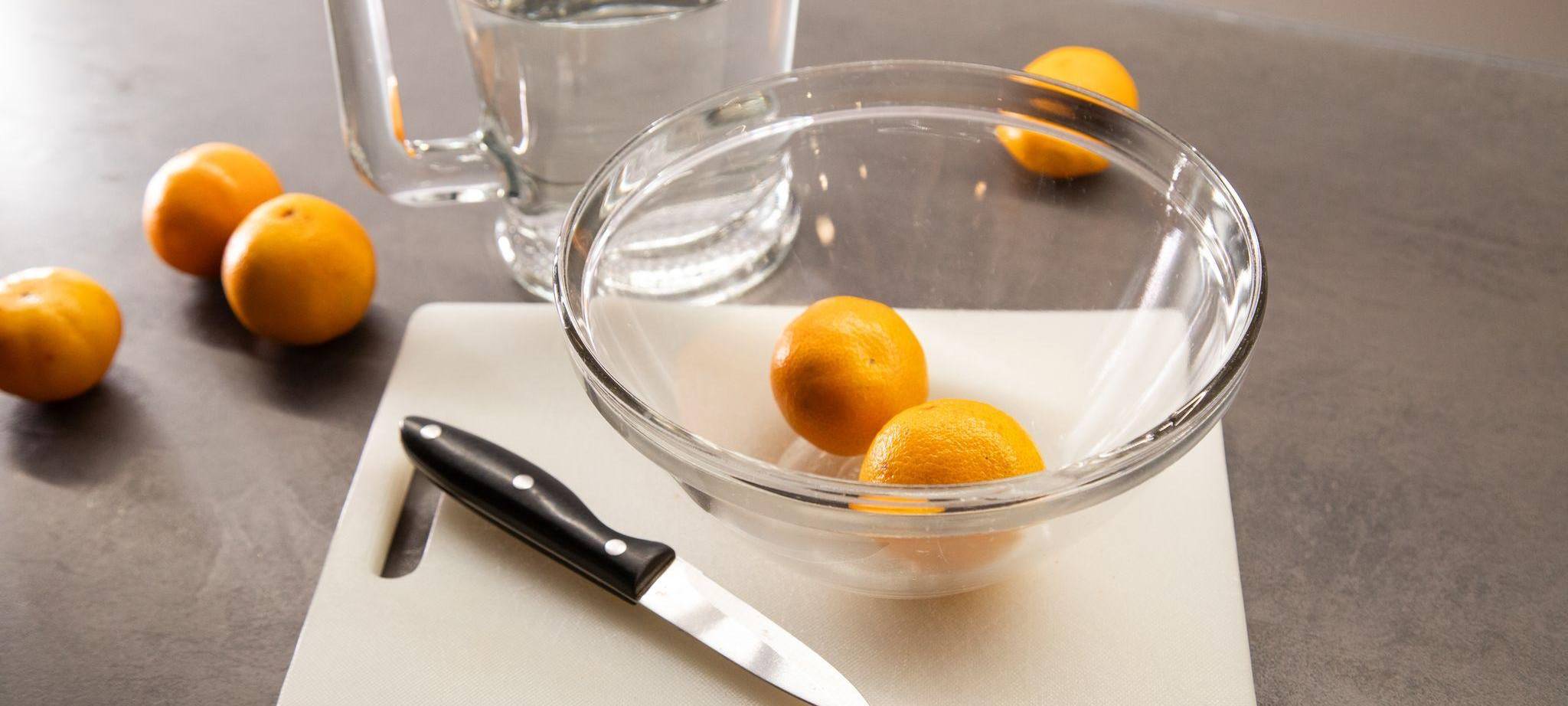 Clementinen liegen auf einem Tisch