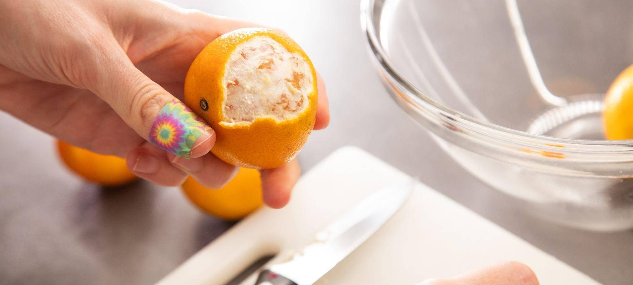 Clementine wird geschält