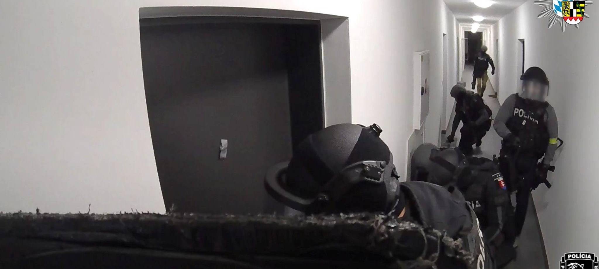 Polizisten heben mutmaßliche Telefonbetrüger-Zelle aus